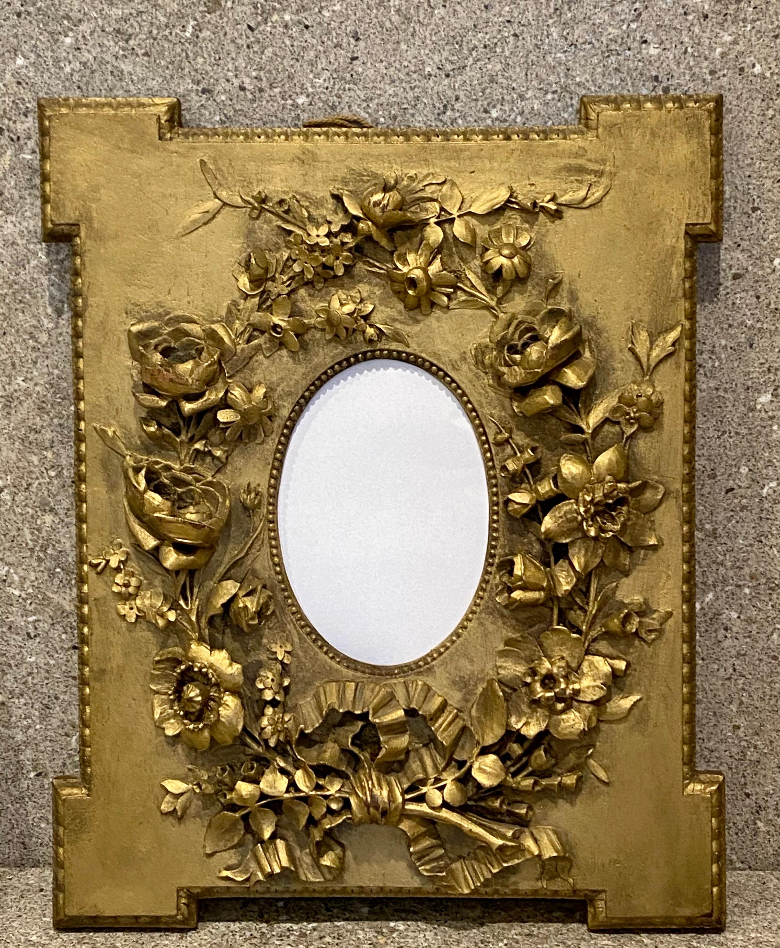 Magnífico Par de Marcos de Fotos Antiguos de Madera Dorada Tallada a Mano en Alto Relieve del Siglo XIX Dorado en venta