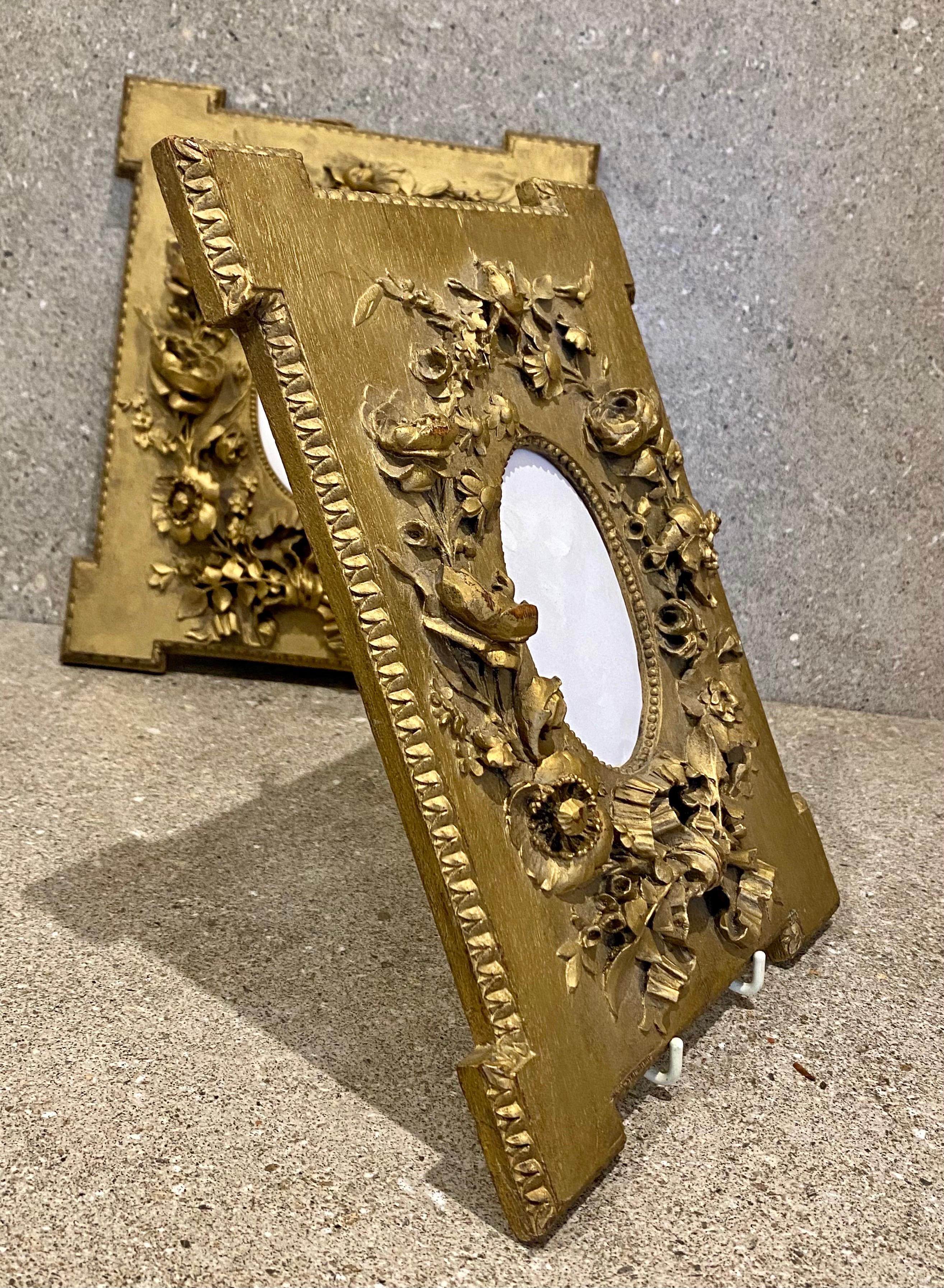 Magnífico Par de Marcos de Fotos Antiguos de Madera Dorada Tallada a Mano en Alto Relieve del Siglo XIX en Bueno estado para la venta en London, GB