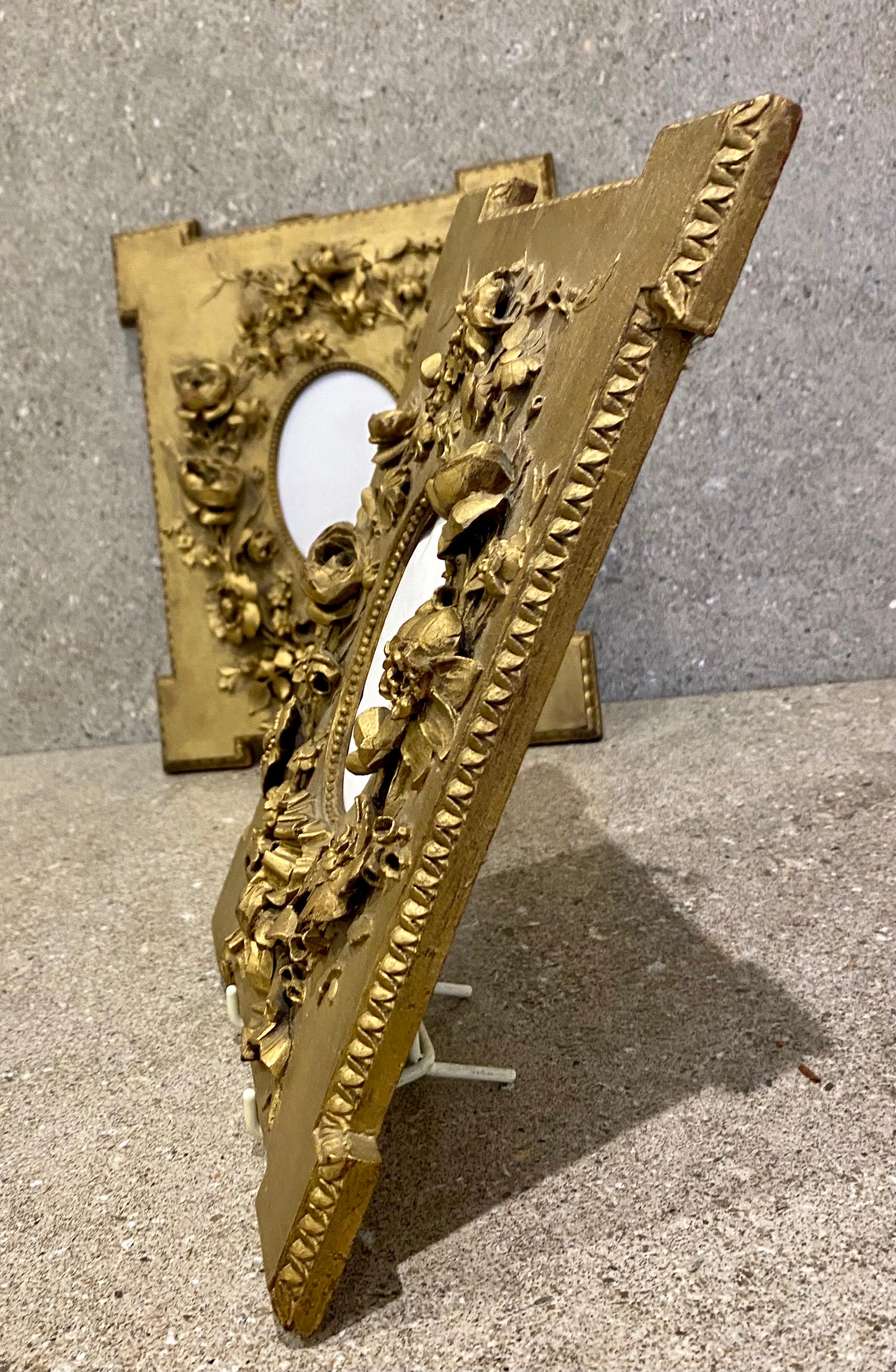 Magnífico Par de Marcos de Fotos Antiguos de Madera Dorada Tallada a Mano en Alto Relieve del Siglo XIX Fines del siglo XIX en venta