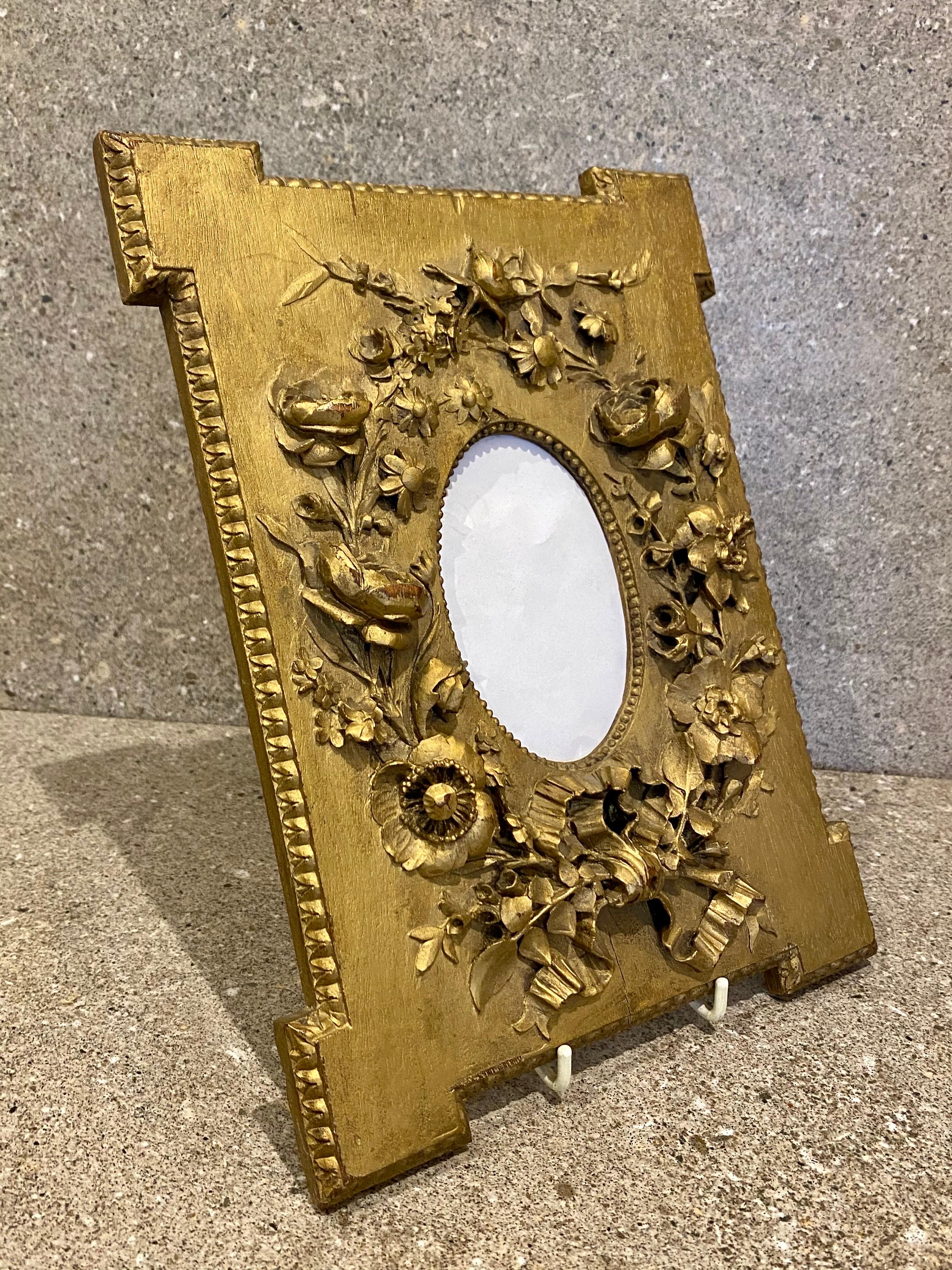 Magnífico Par de Marcos de Fotos Antiguos de Madera Dorada Tallada a Mano en Alto Relieve del Siglo XIX en venta 1