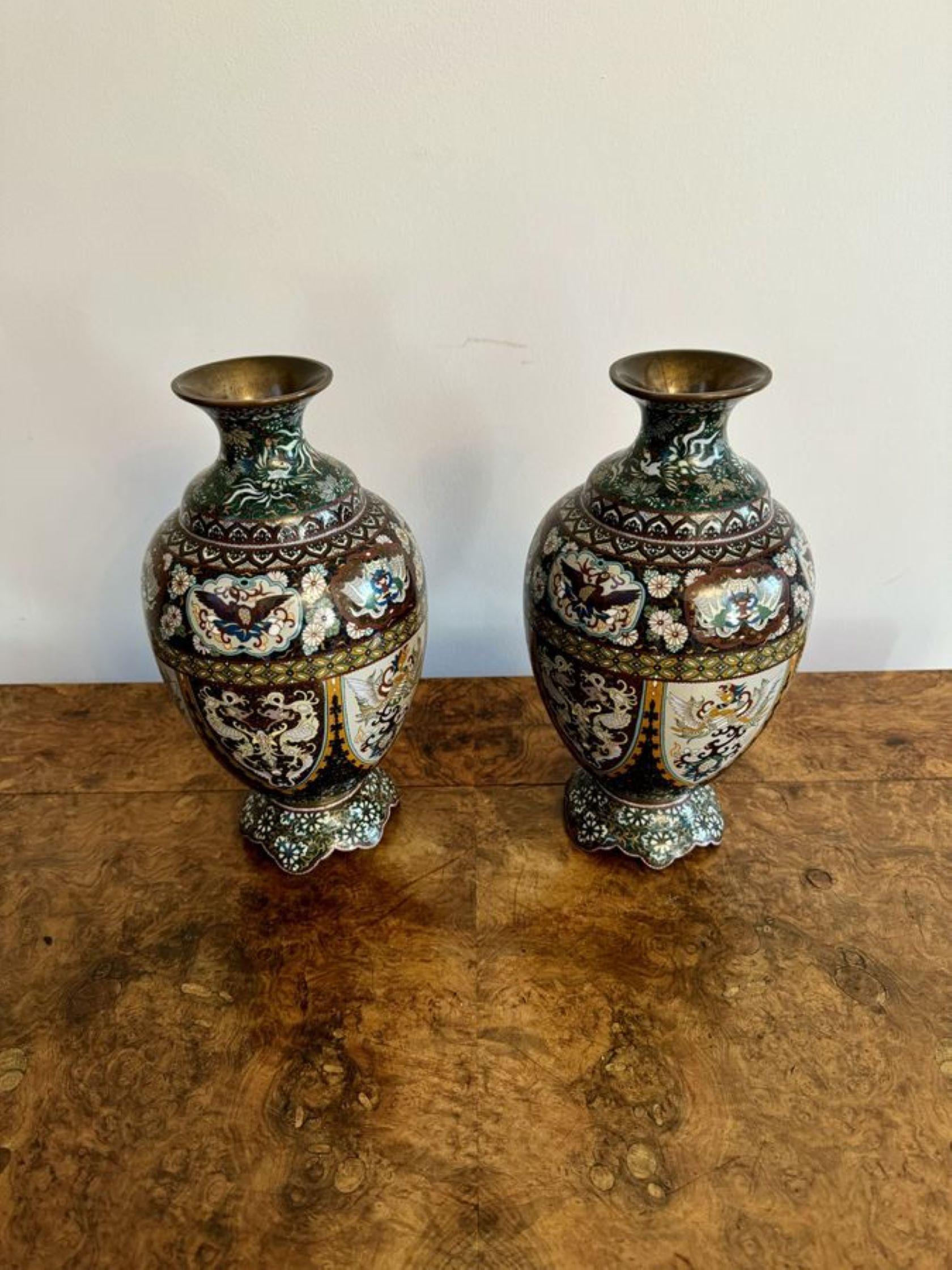 Superbe paire de vases anciens en émail cloisonné du 19e siècle. Paire de vases de forme inhabituelle en émail cloisonné avec une superbe décoration en émail cloisonné avec des mouchetures d'or à l'arrière-plan, reposant sur des bases en forme.

D.