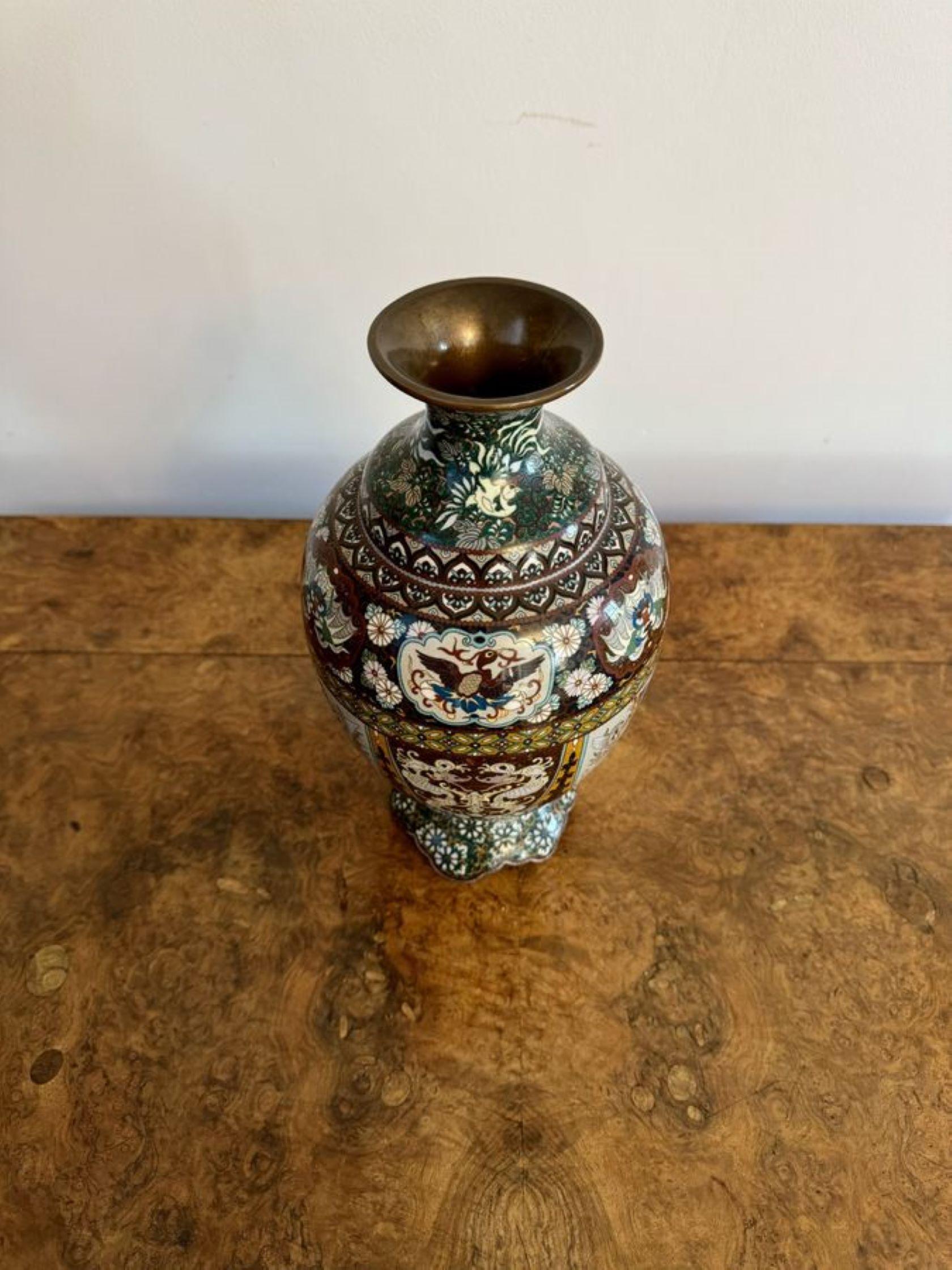 Céramique Superbe paire de vases anciens en émail cloisonné du 19e siècle en vente