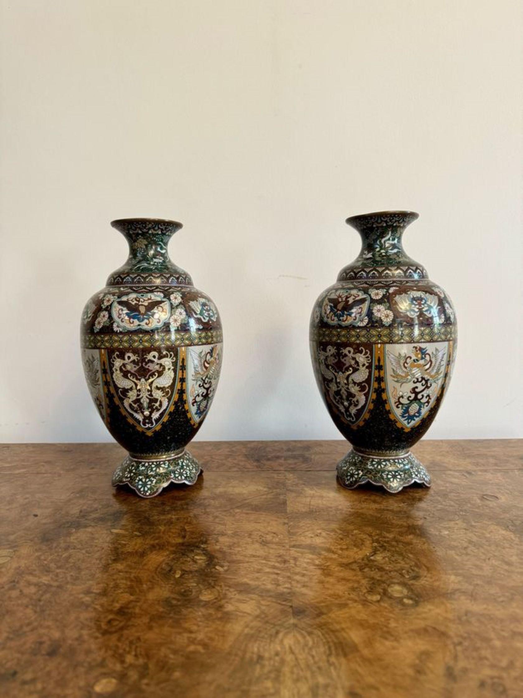 Superbe paire de vases anciens en émail cloisonné du 19e siècle en vente 1