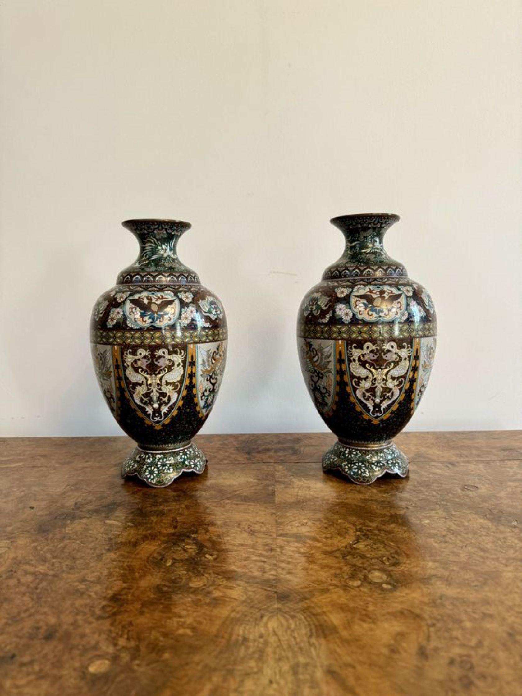 Superbe paire de vases anciens en émail cloisonné du 19e siècle en vente 2