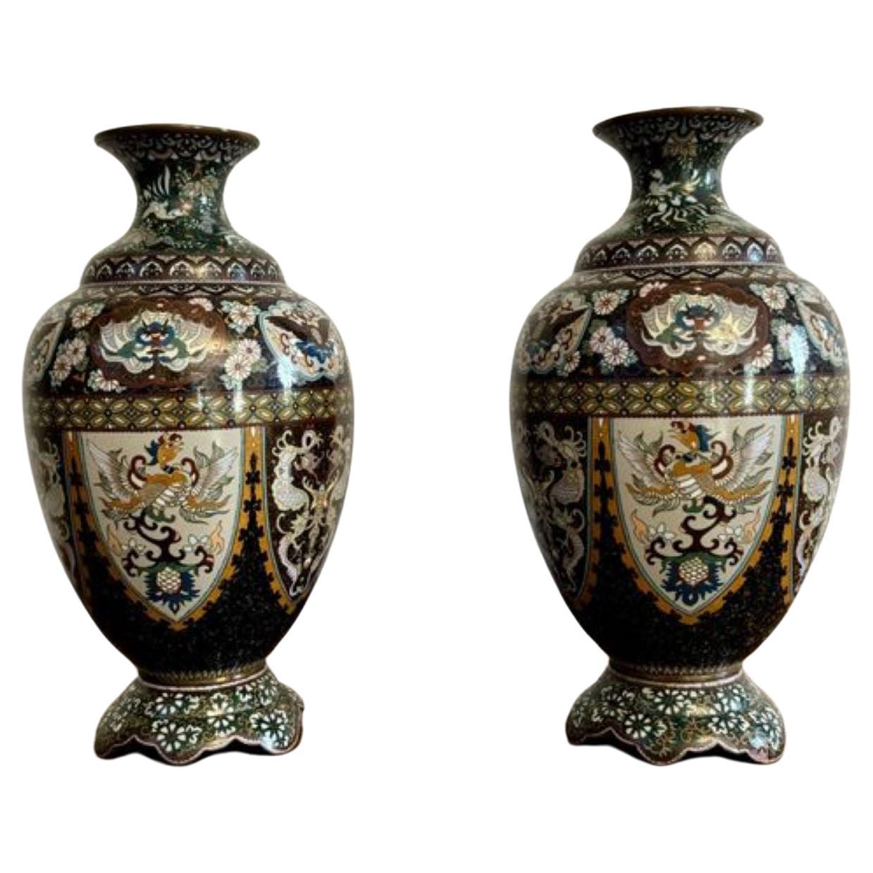 Superbe paire de vases anciens en émail cloisonné du 19e siècle en vente