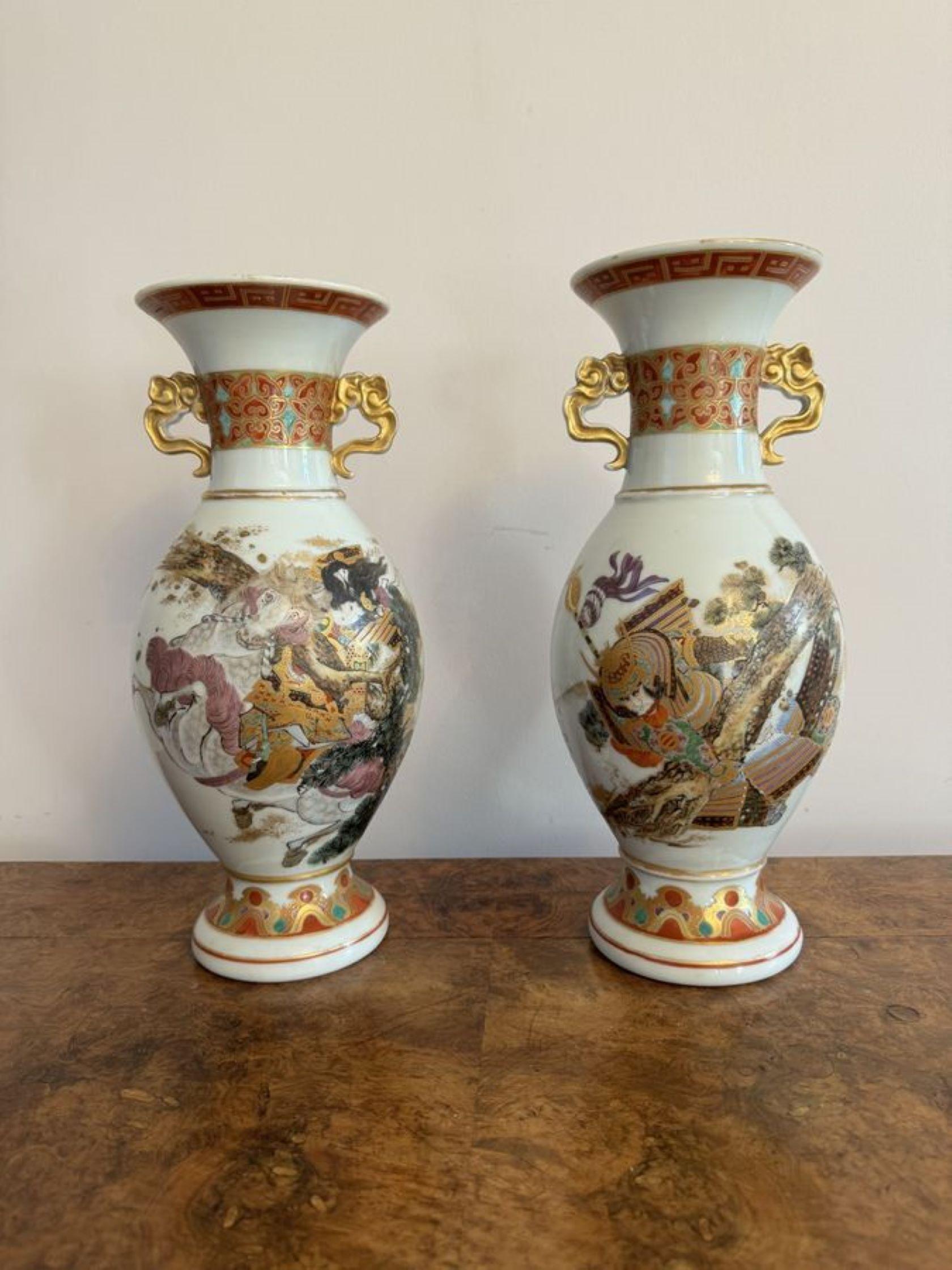 Superb quality pair of antique 19th century porcelain Chinese famille vercv vases, having shaped bodies with gold twin handles to the top, with quality hand painted samurai warriors in wonderful red, blue, white, orange and gold colours, raised on