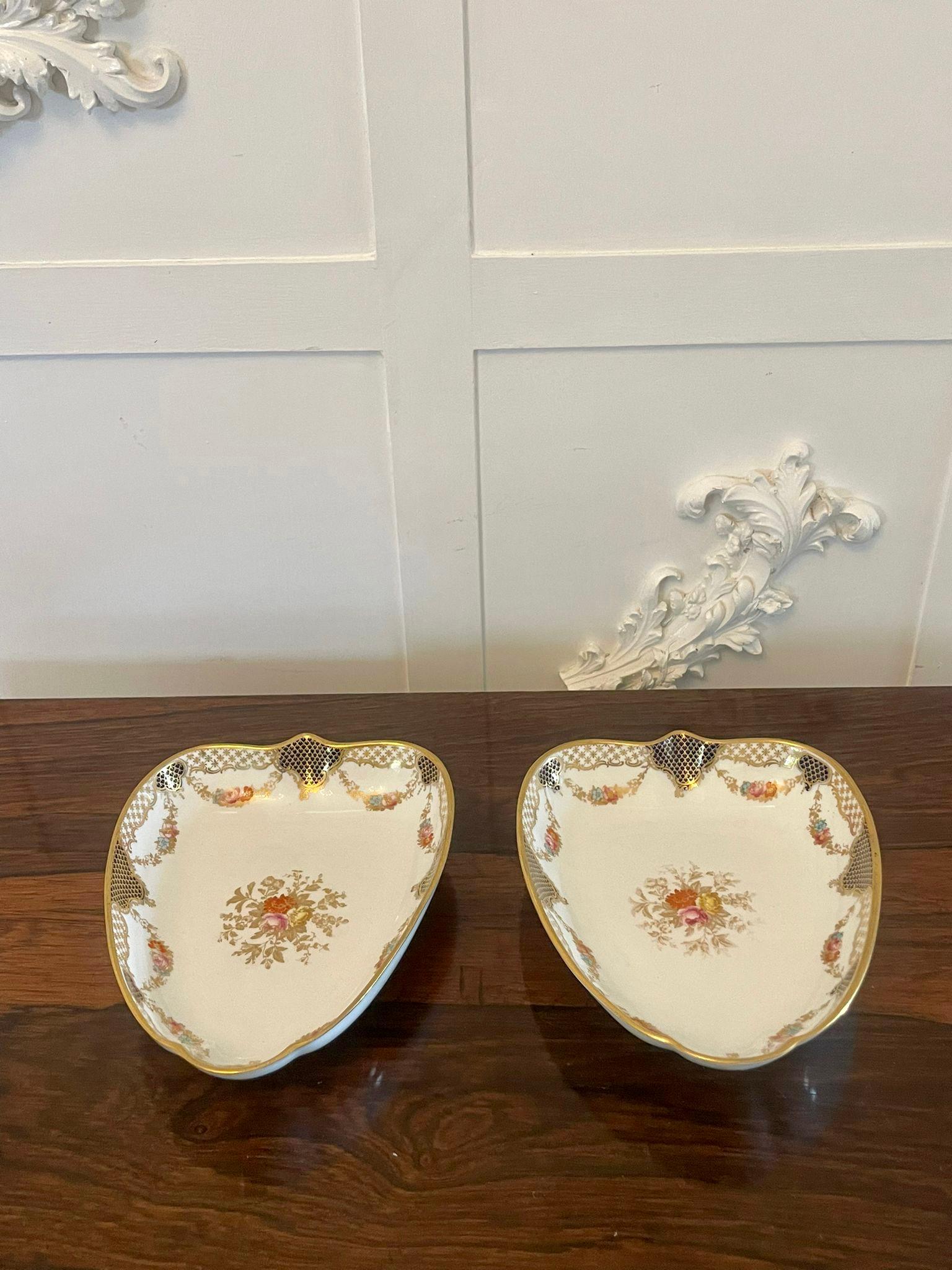English Superb Quality Pair of Antique Edwardian Hand Painted Wedgwood Shaped Dishes For Sale