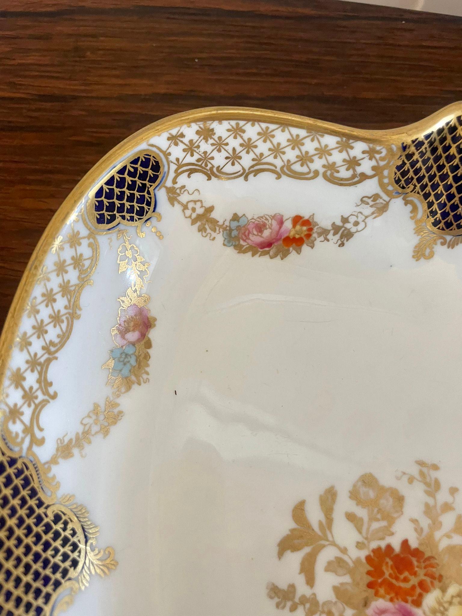 Superbe paire de plats en forme de Wedgwood peints à la main de style édouardien ancien en vente 2