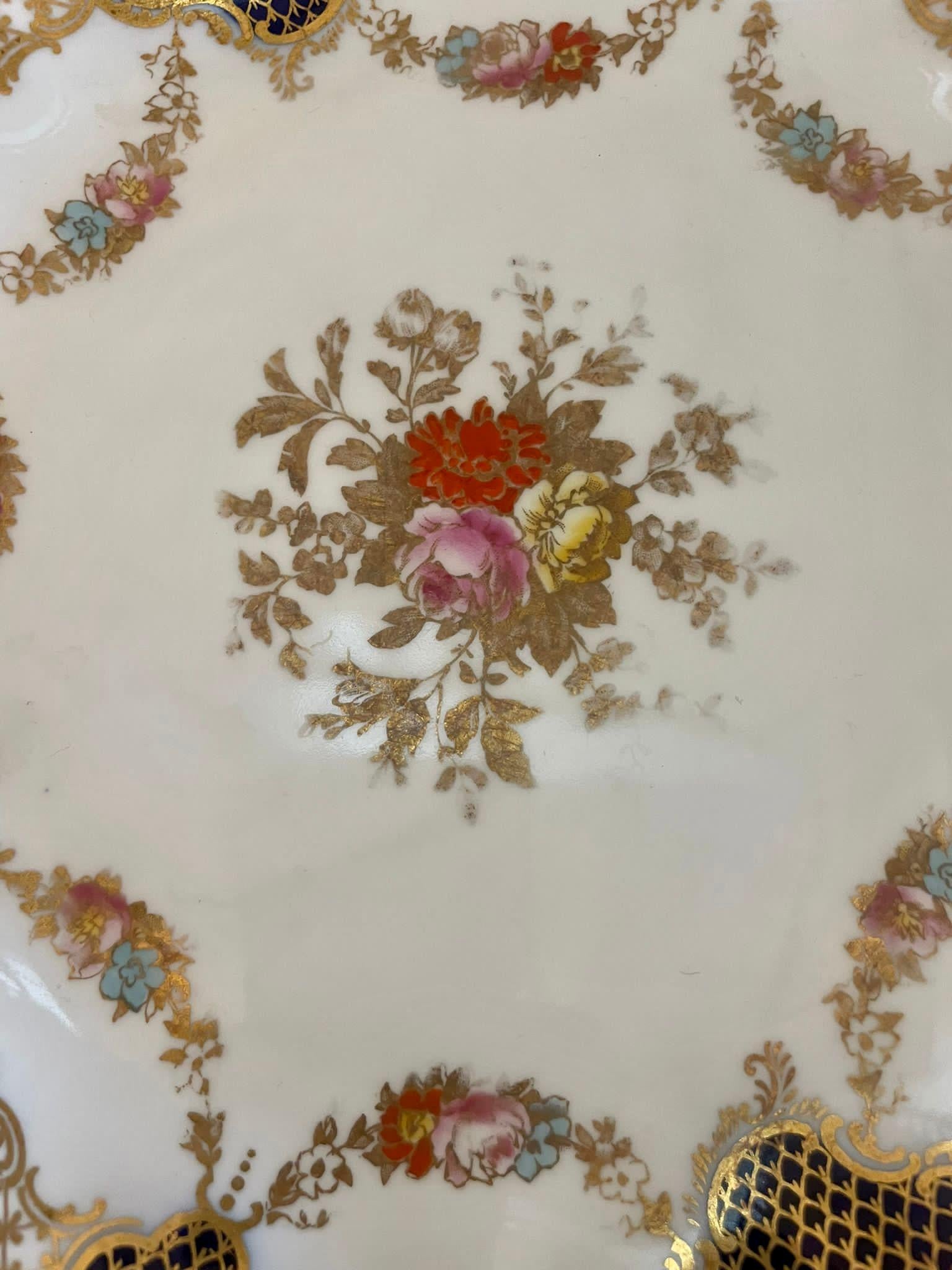 Superb Quality Pair of Antique Edwardian Hand Painted Wedgwood Shaped Plates  In Good Condition For Sale In Suffolk, GB