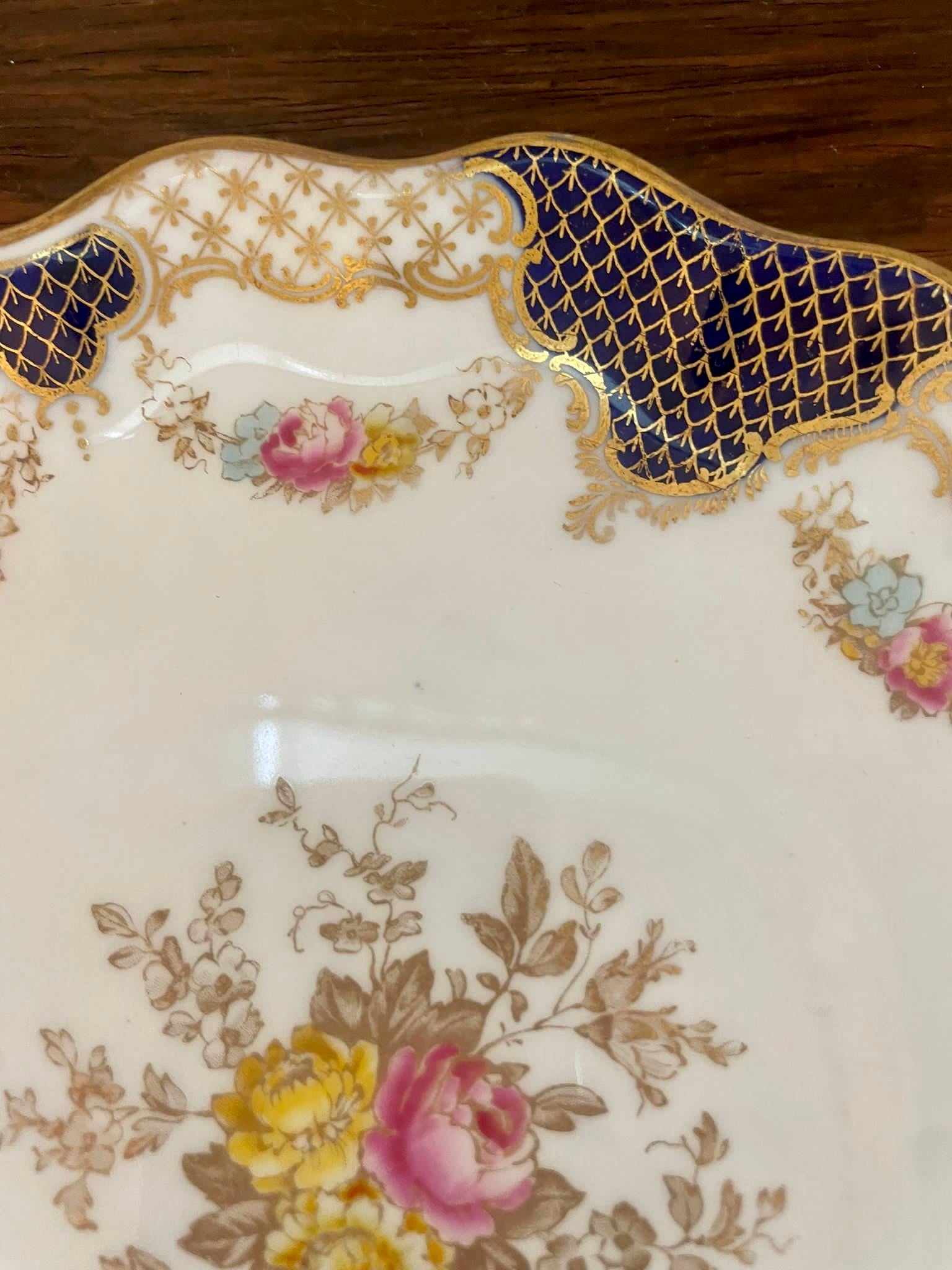 20th Century Superb Quality Pair of Antique Edwardian Hand Painted Wedgwood Shaped Plates  For Sale