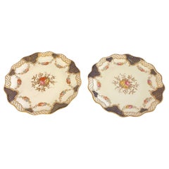 Superbe paire d'assiettes anciennes édouardiennes peintes à la main en forme de Wedgwood
