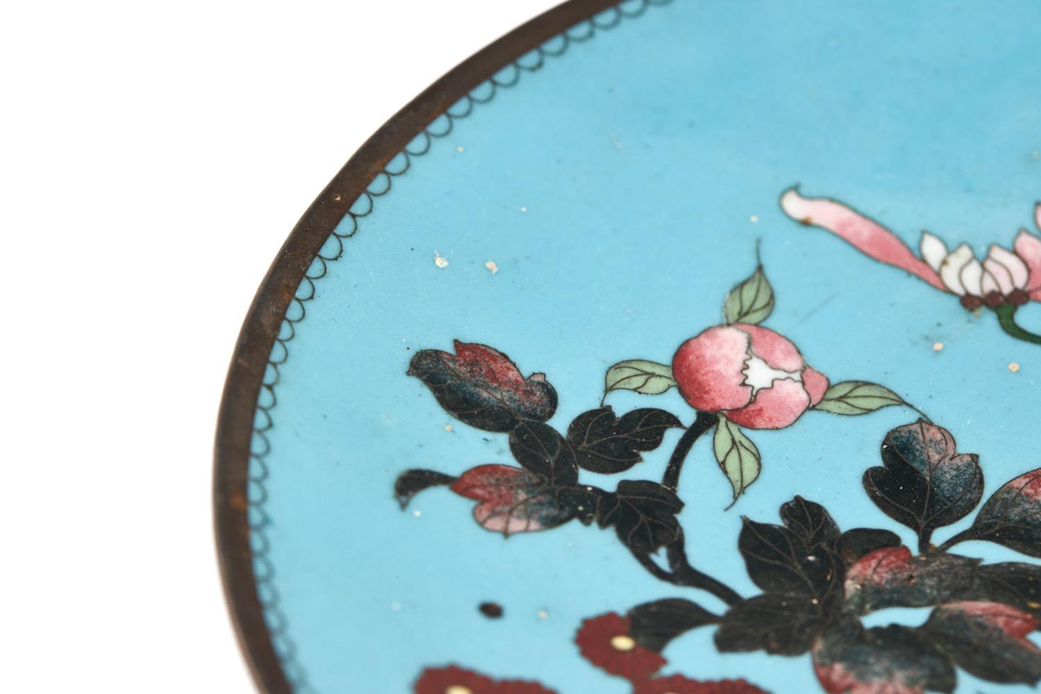 Céramique Paire d'assiettes anciennes japonaises cloisonnées de superbe qualité en vente