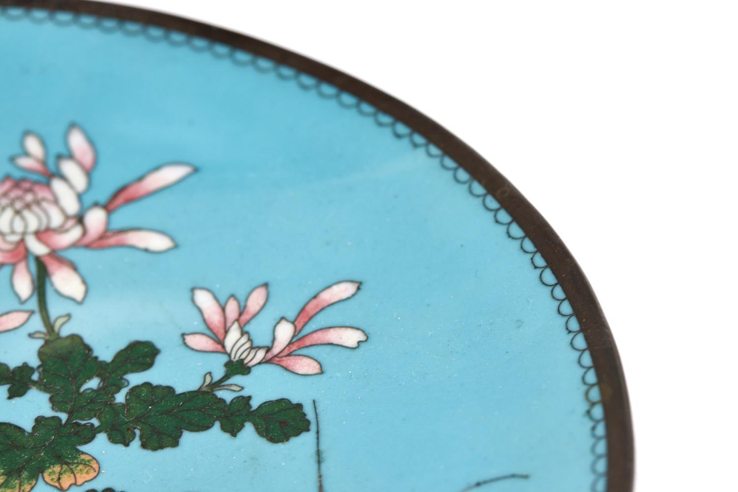 Paire d'assiettes anciennes japonaises cloisonnées de superbe qualité en vente 1