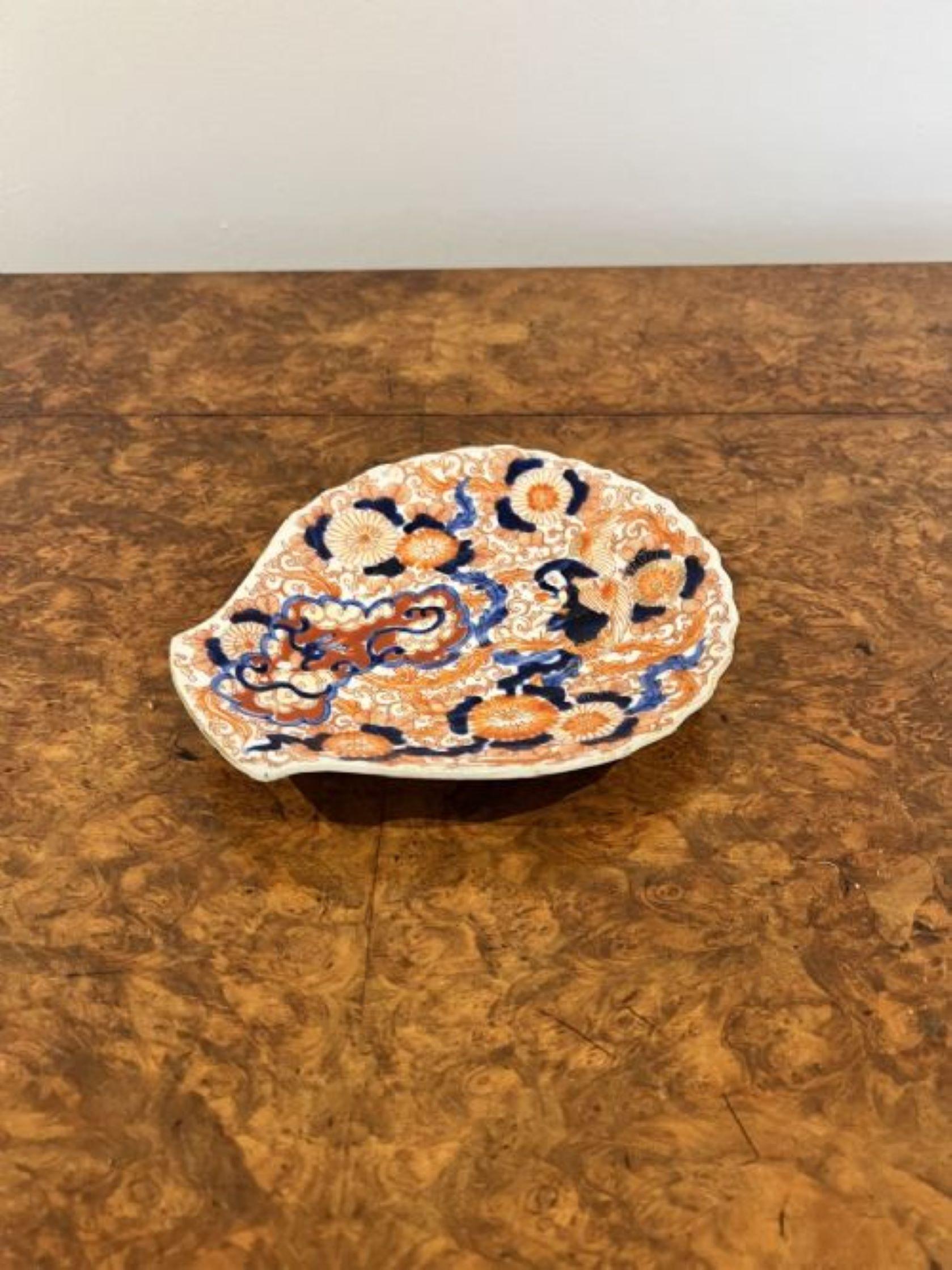 Superbe paire d'assiettes japonaises anciennes en forme de coquillage Imari Bon état - En vente à Ipswich, GB