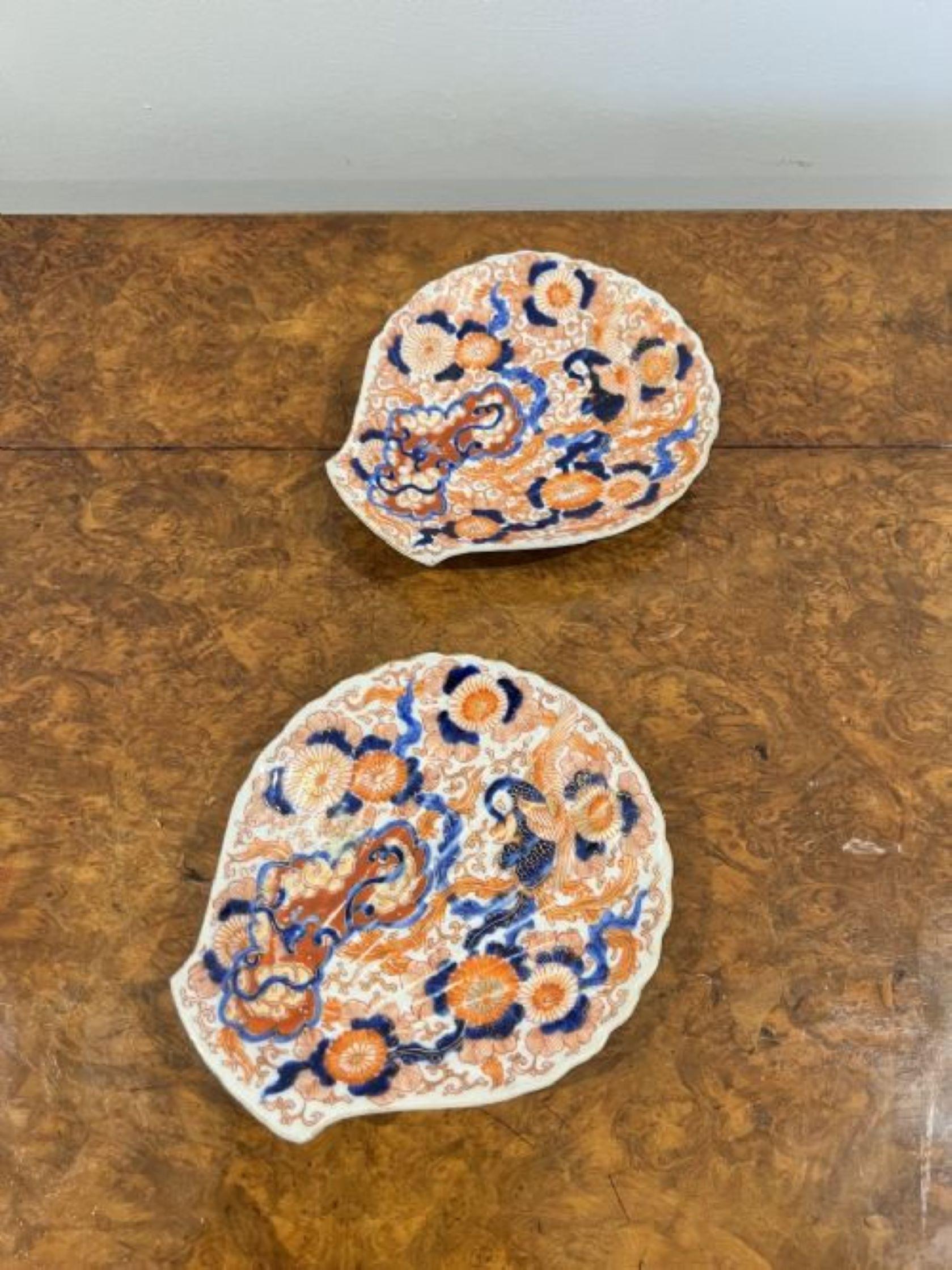 20ième siècle Superbe paire d'assiettes japonaises anciennes en forme de coquillage Imari  en vente