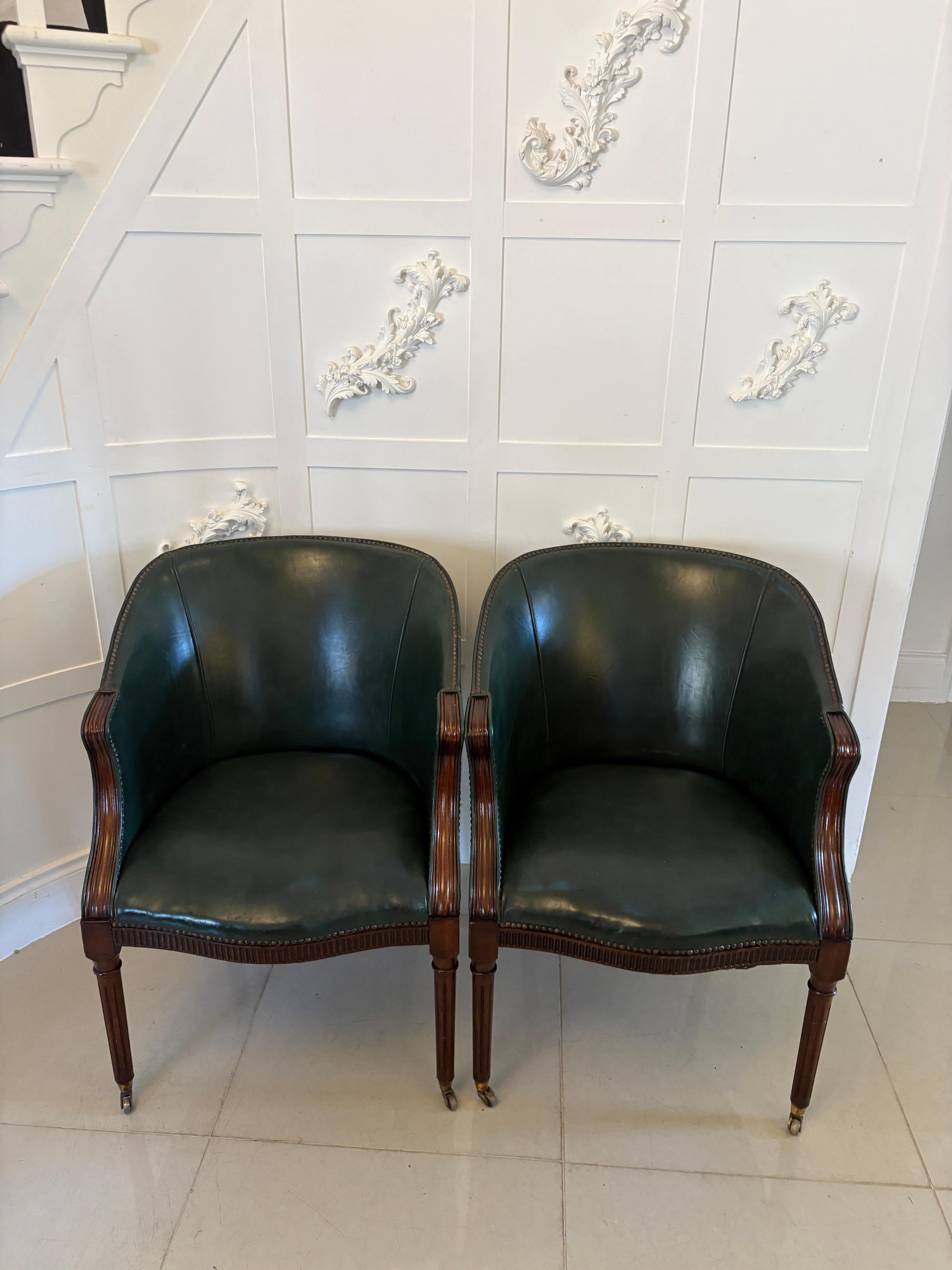 Magnífico par de sillas de escritorio victorianas antiguas de cuero verde en venta 3