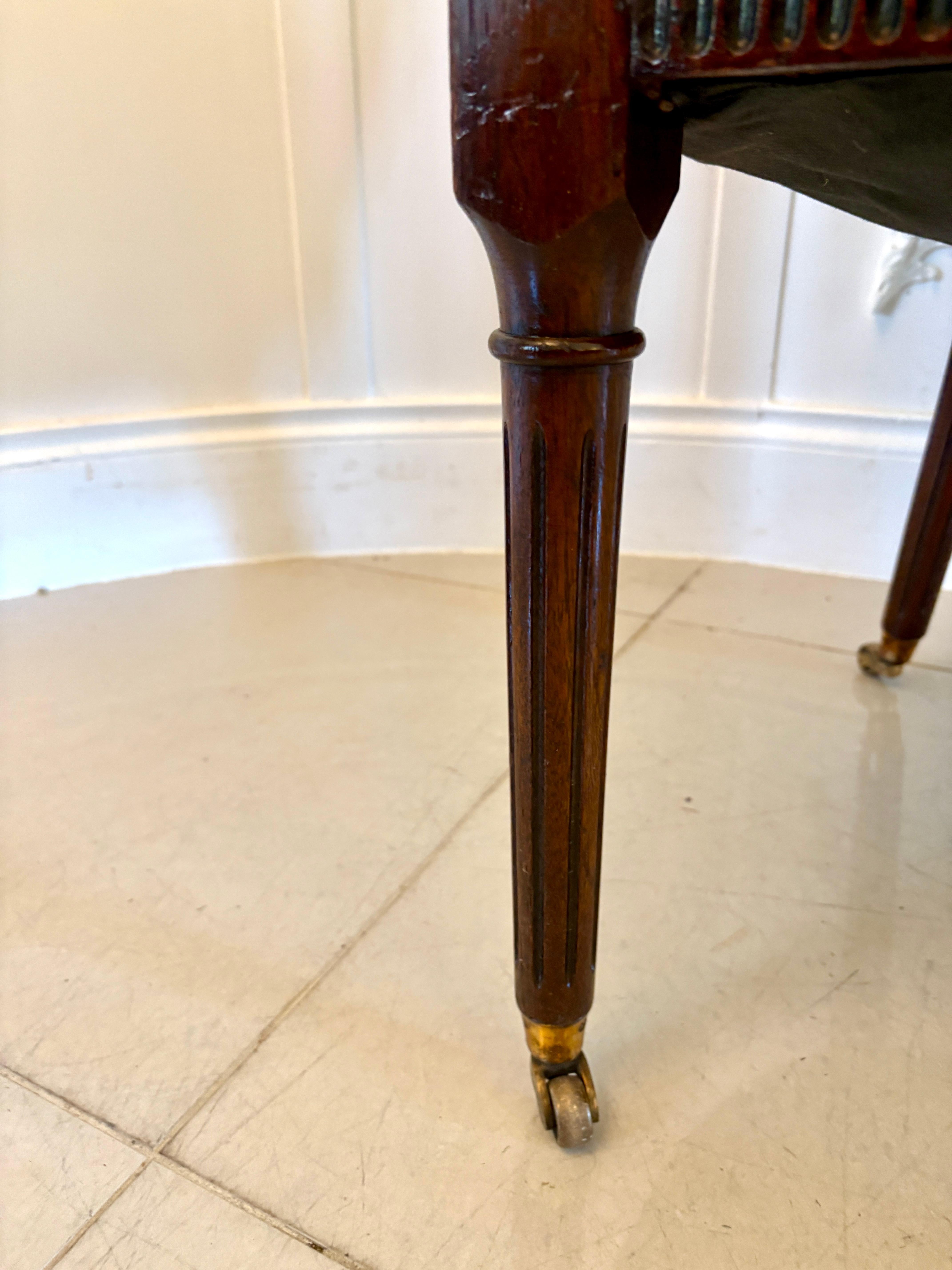 Magnífico par de sillas de escritorio victorianas antiguas de cuero verde en venta 4