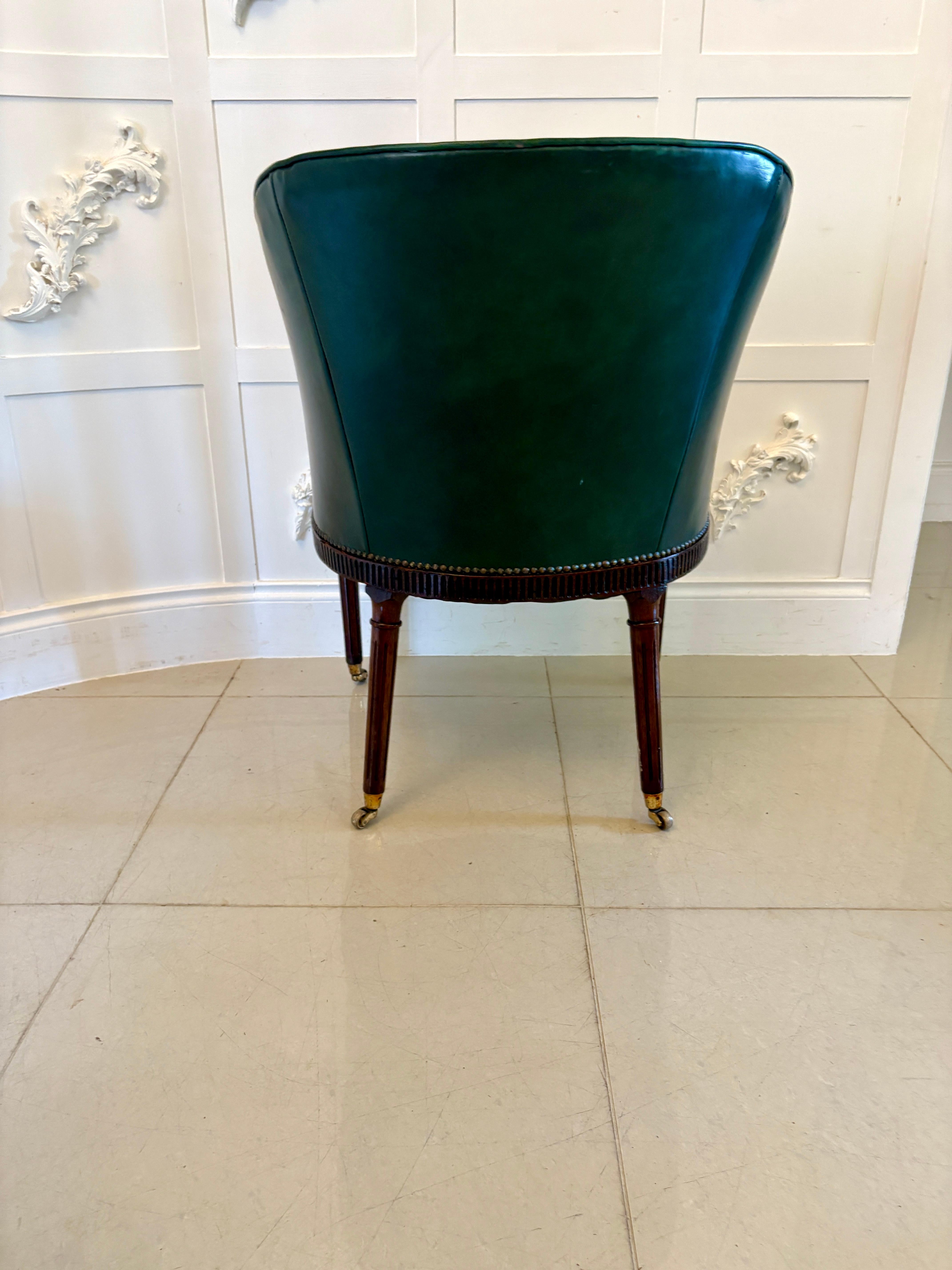 Magnífico par de sillas de escritorio victorianas antiguas de cuero verde Victoriano en venta