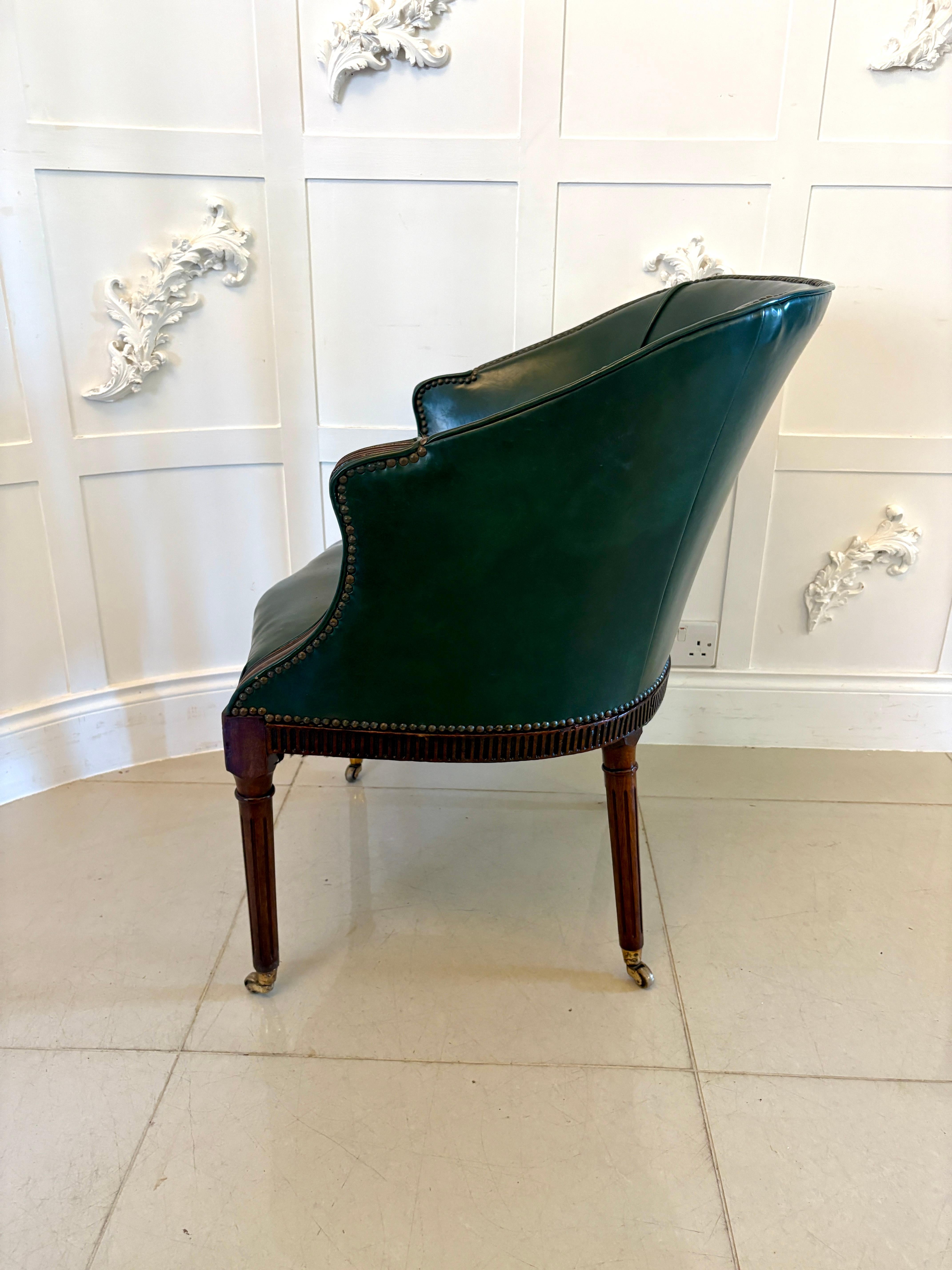 Magnífico par de sillas de escritorio victorianas antiguas de cuero verde Inglés en venta