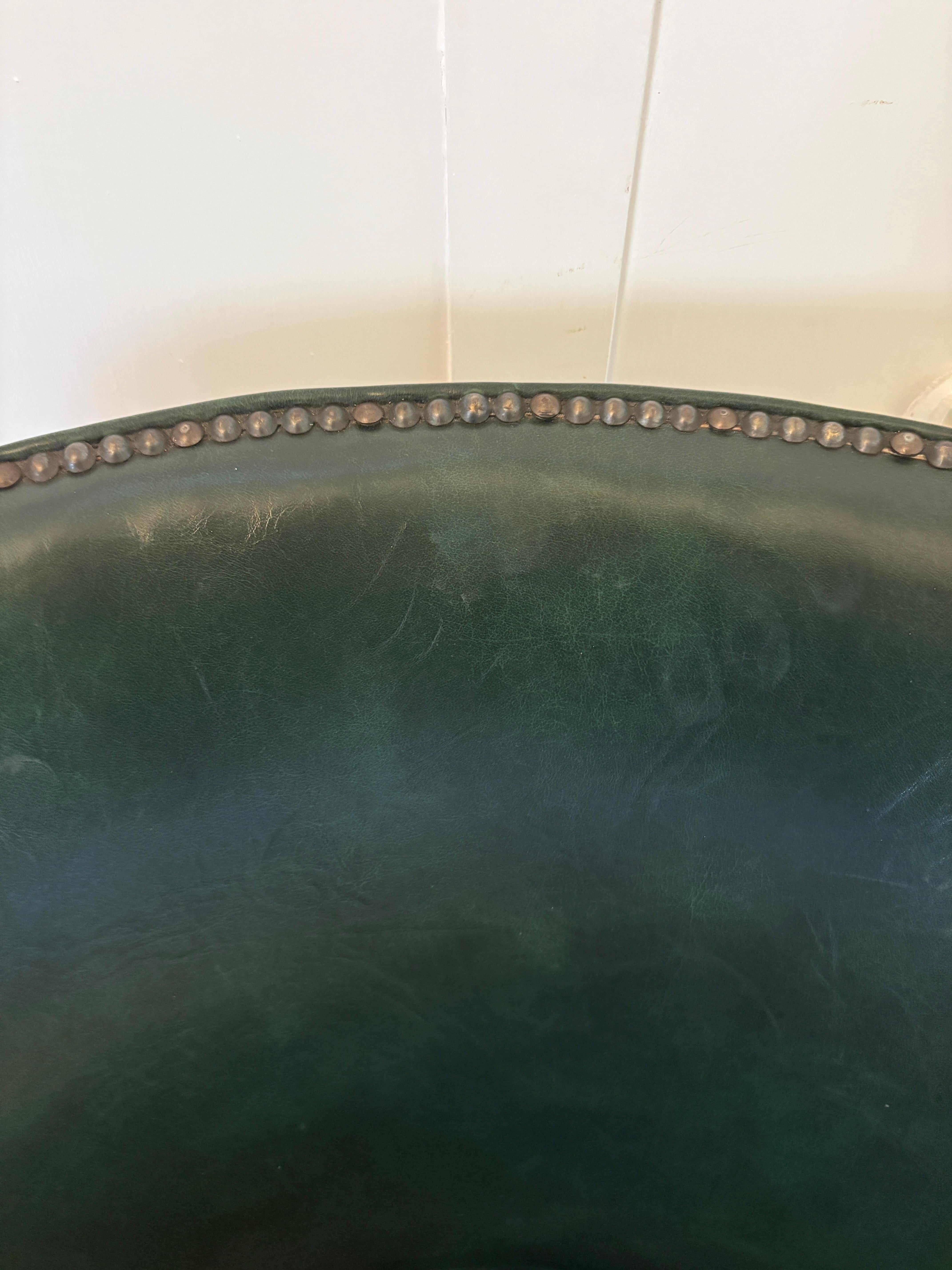 Magnífico par de sillas de escritorio victorianas antiguas de cuero verde en Bueno estado para la venta en Suffolk, GB