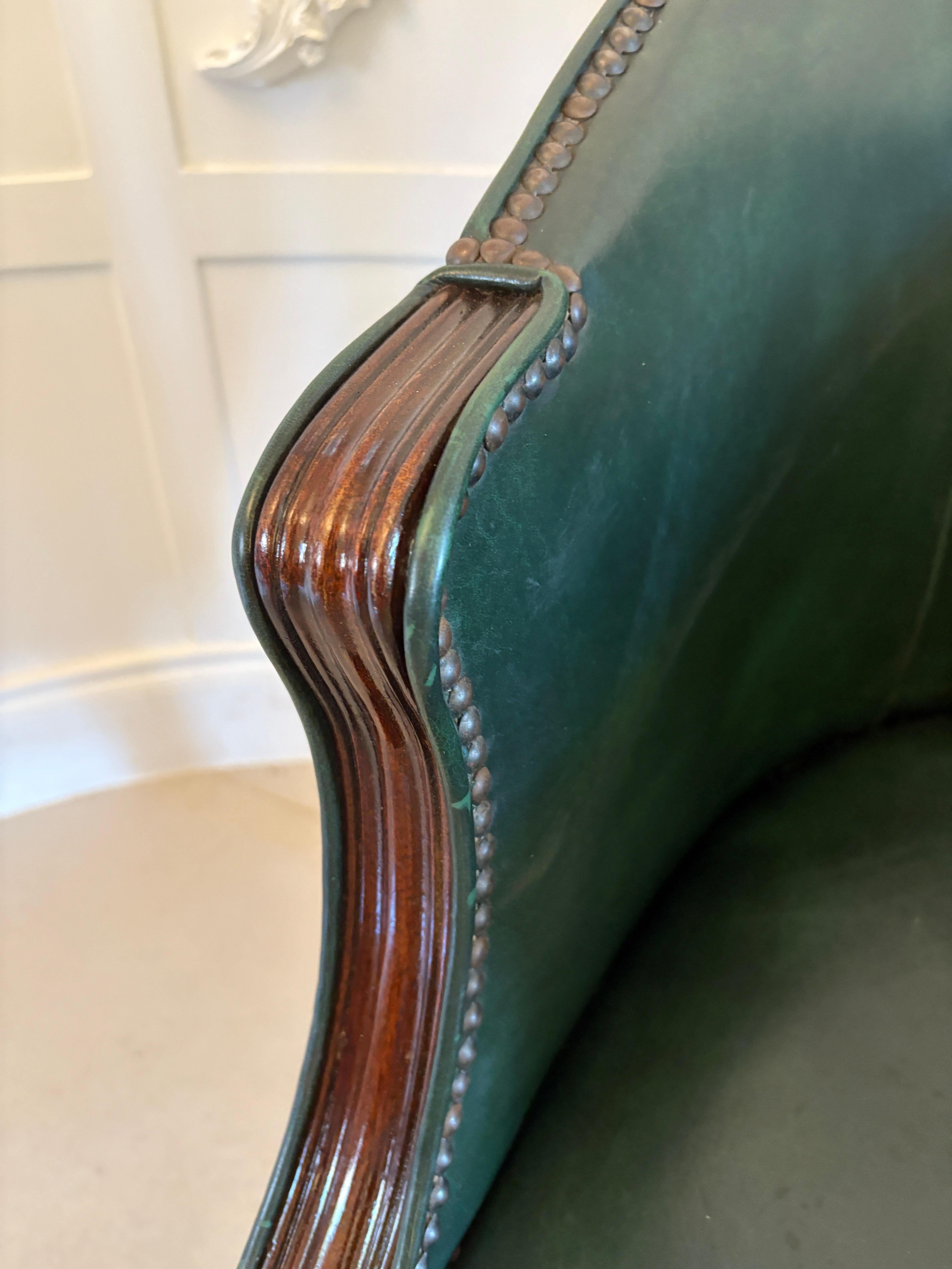 Magnífico par de sillas de escritorio victorianas antiguas de cuero verde Cuero en venta