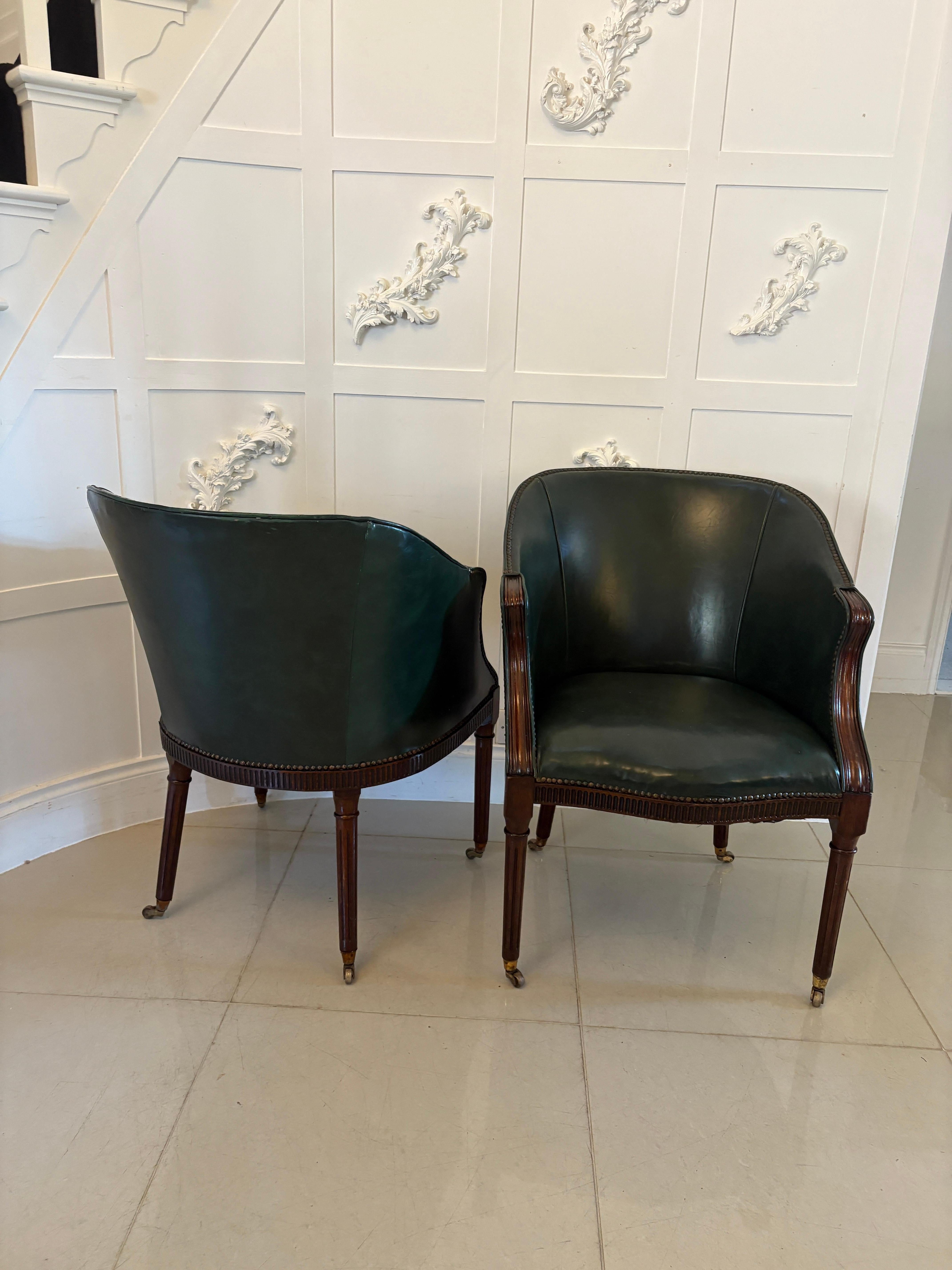 Magnífico par de sillas de escritorio victorianas antiguas de cuero verde en venta 1