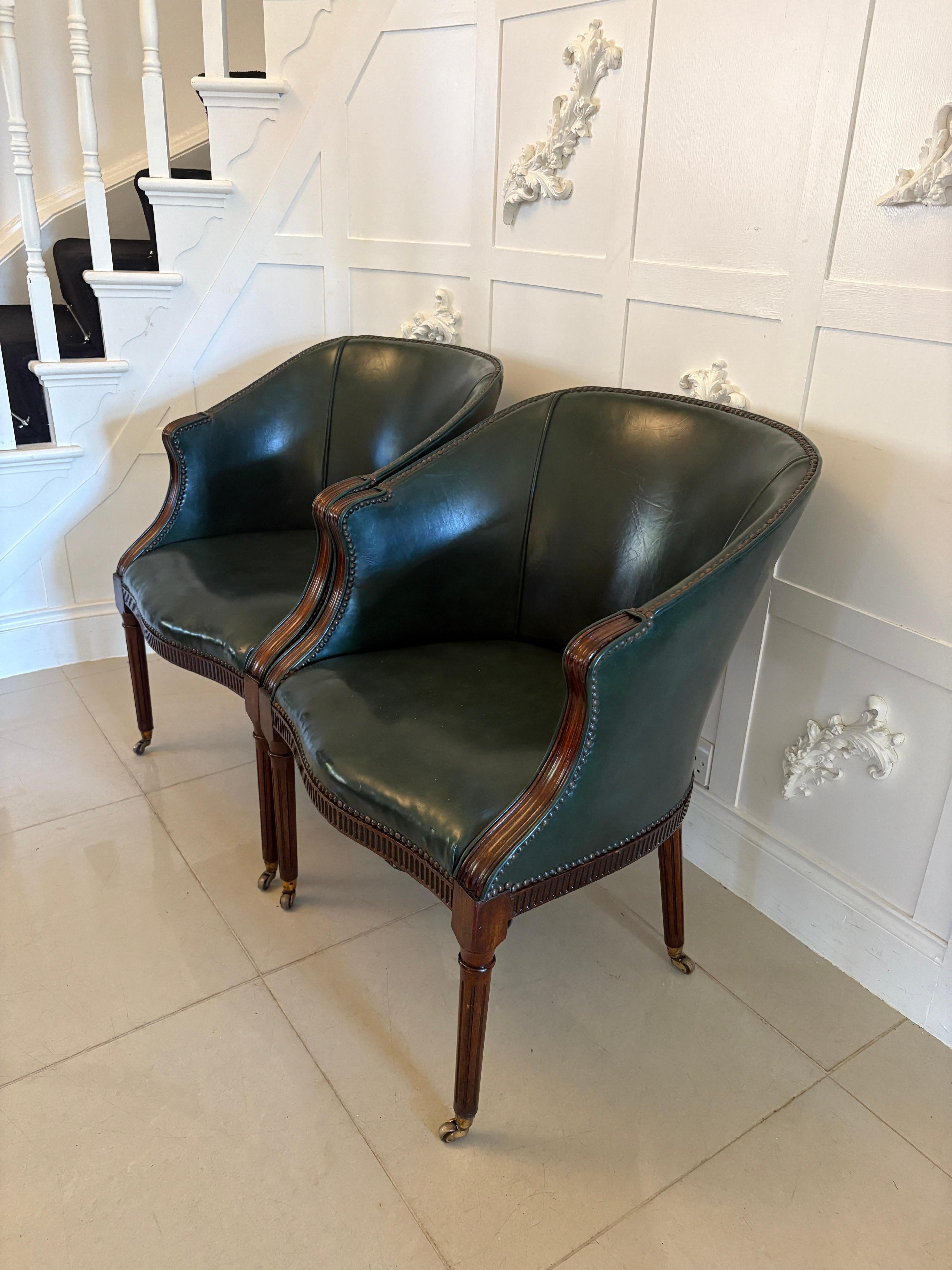 Magnífico par de sillas de escritorio victorianas antiguas de cuero verde en venta 2