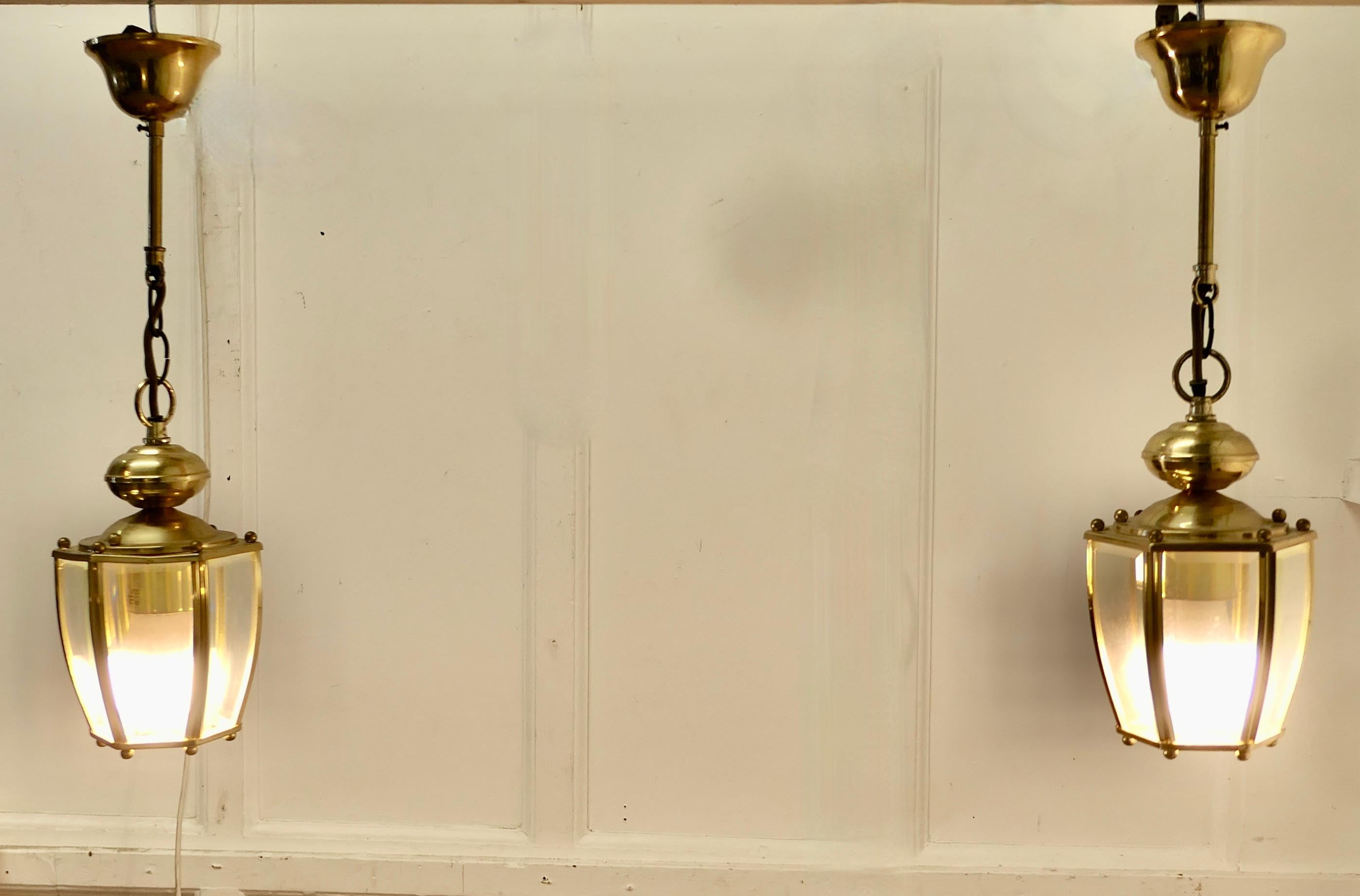 Ein Paar prächtige Qualitätslaternen aus Messing und Glas im Art-Déco-Stil (Adamstil) im Angebot