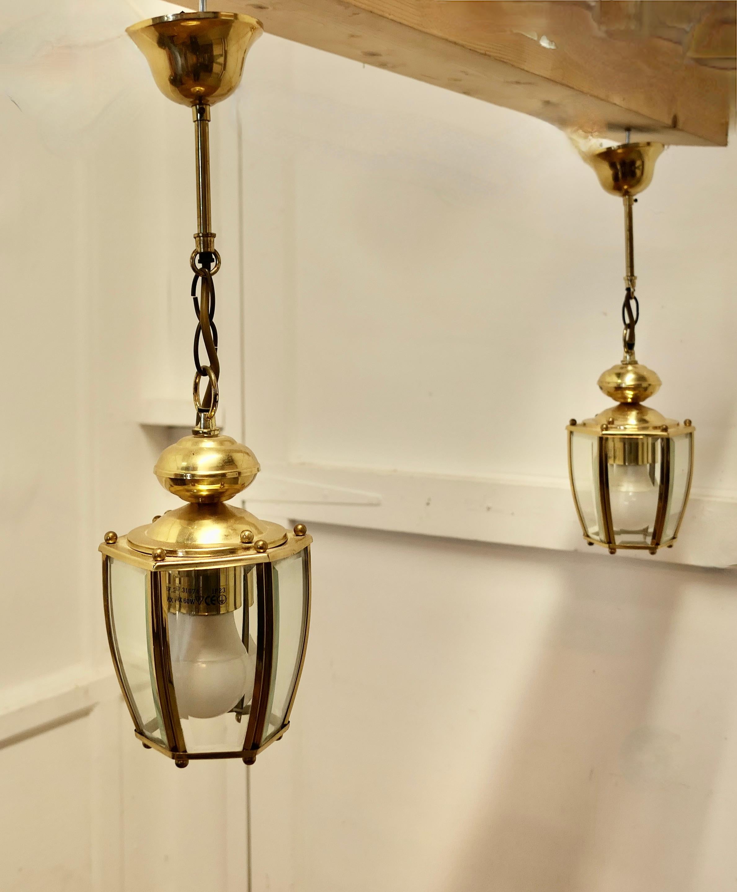 Ein Paar prächtige Qualitätslaternen aus Messing und Glas im Art-Déco-Stil im Zustand „Gut“ im Angebot in Godshill, Isle of Wight
