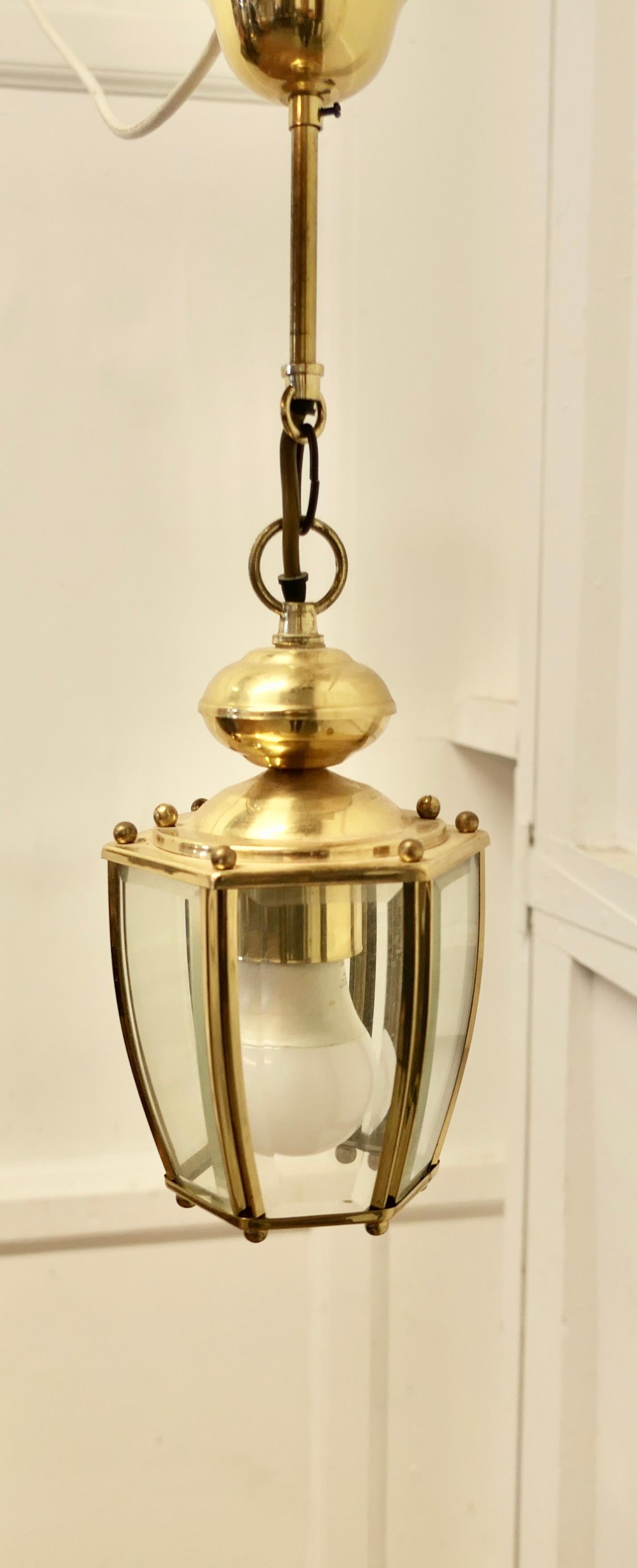 Ein Paar prächtige Qualitätslaternen aus Messing und Glas im Art-Déco-Stil im Angebot 1