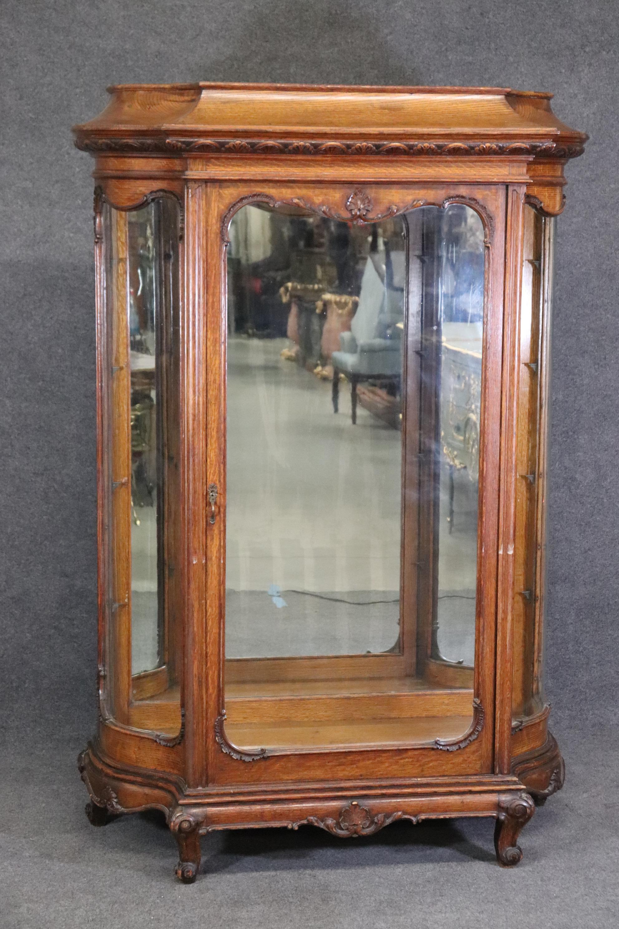 This is a very beautiful and original American Victorian solid oak china cabinet or vitrine. Measures 77.5 tall x 53 wide x 21 deep. Dates to the 1880s era and is American. 