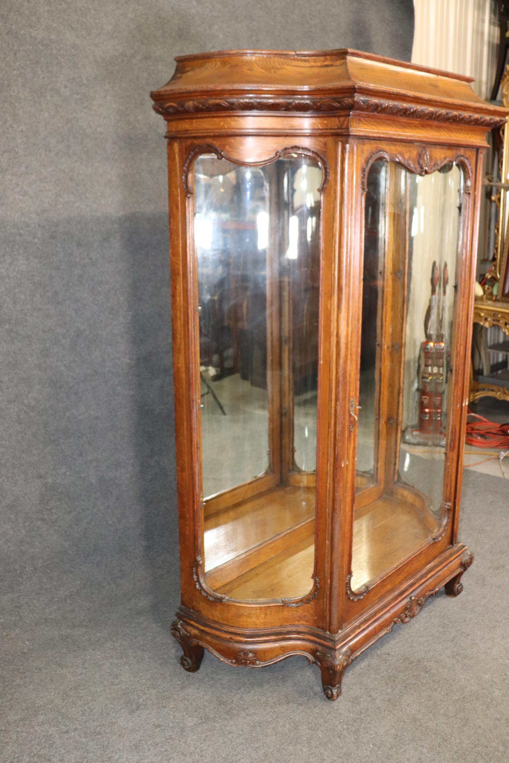 Late Victorian Superb Quality Quarter Sawn Oak Serpentine Glass American Victorian Vitrine  For Sale