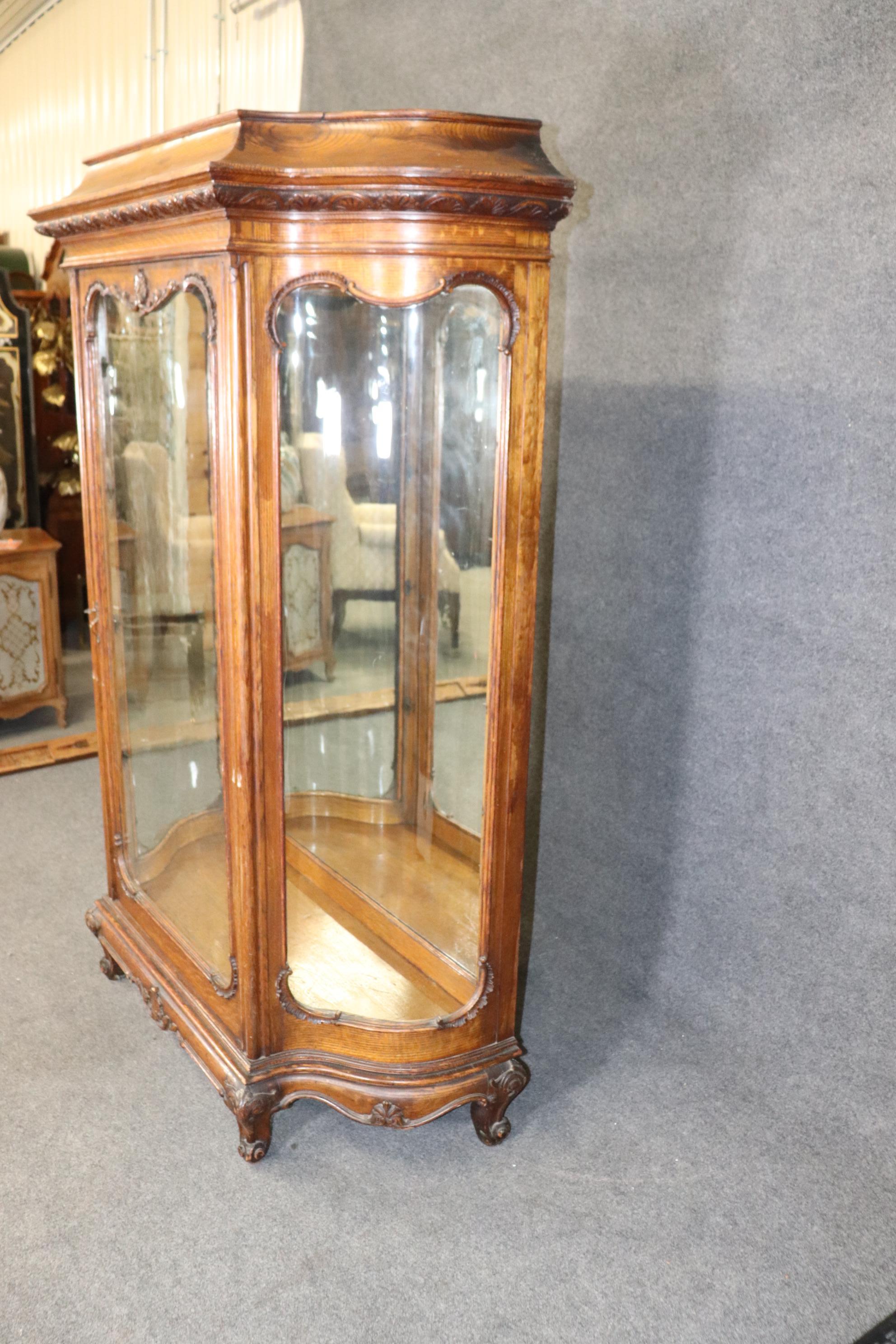 Superb Quality Quarter Sawn Oak Serpentine Glass American Victorian Vitrine  In Good Condition For Sale In Swedesboro, NJ
