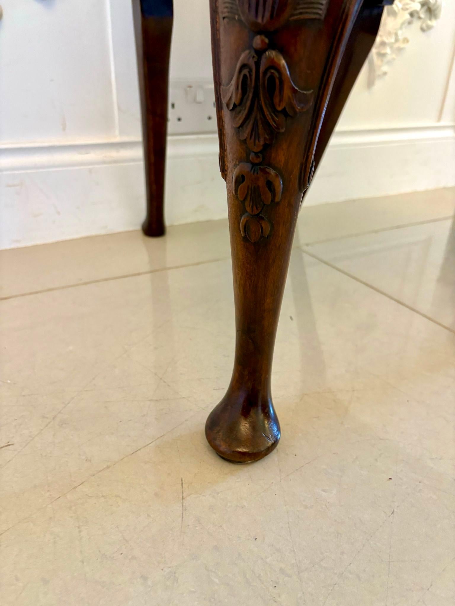 Juego de 6 Sillas de Comedor Antiguas Victorianas de Nogal Tallado de Excelente Calidad en venta 7