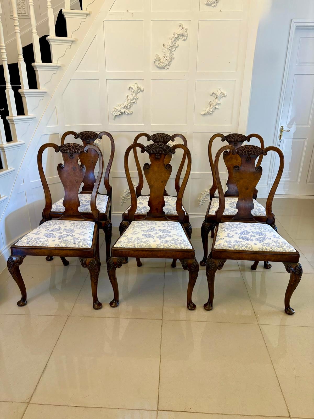 Magnífico conjunto de 6 antiguas sillas de comedor victorianas de nogal tallado, con tablero de nogal tallado de calidad superior, tablero de nogal tallado con volutas talladas en el centro, asientos tapizados en tela de calidad, que se apoyan sobre