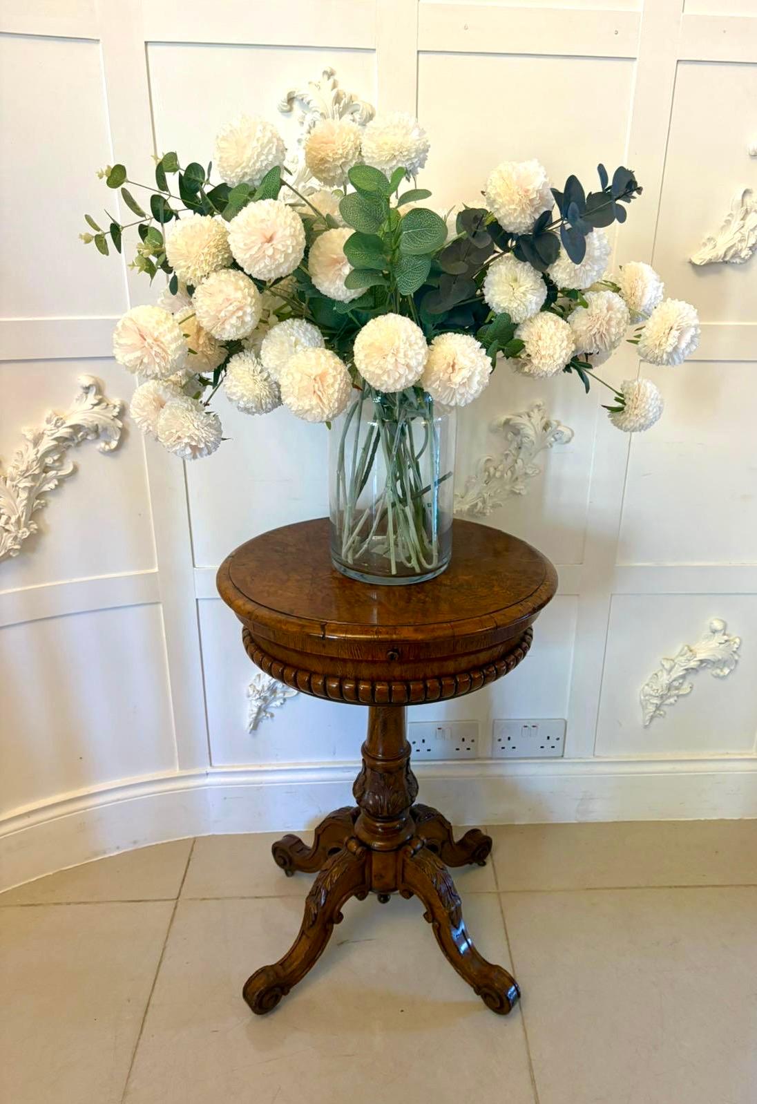 Superbe table à plantes/lampes en ronce de noyer de l'époque victorienne, de qualité supérieure, avec un plateau ovale à charnière en ronce de noyer, dont le bord mouluré s'ouvre pour révéler l'intérieur d'origine doublé de métal. La frise sculptée