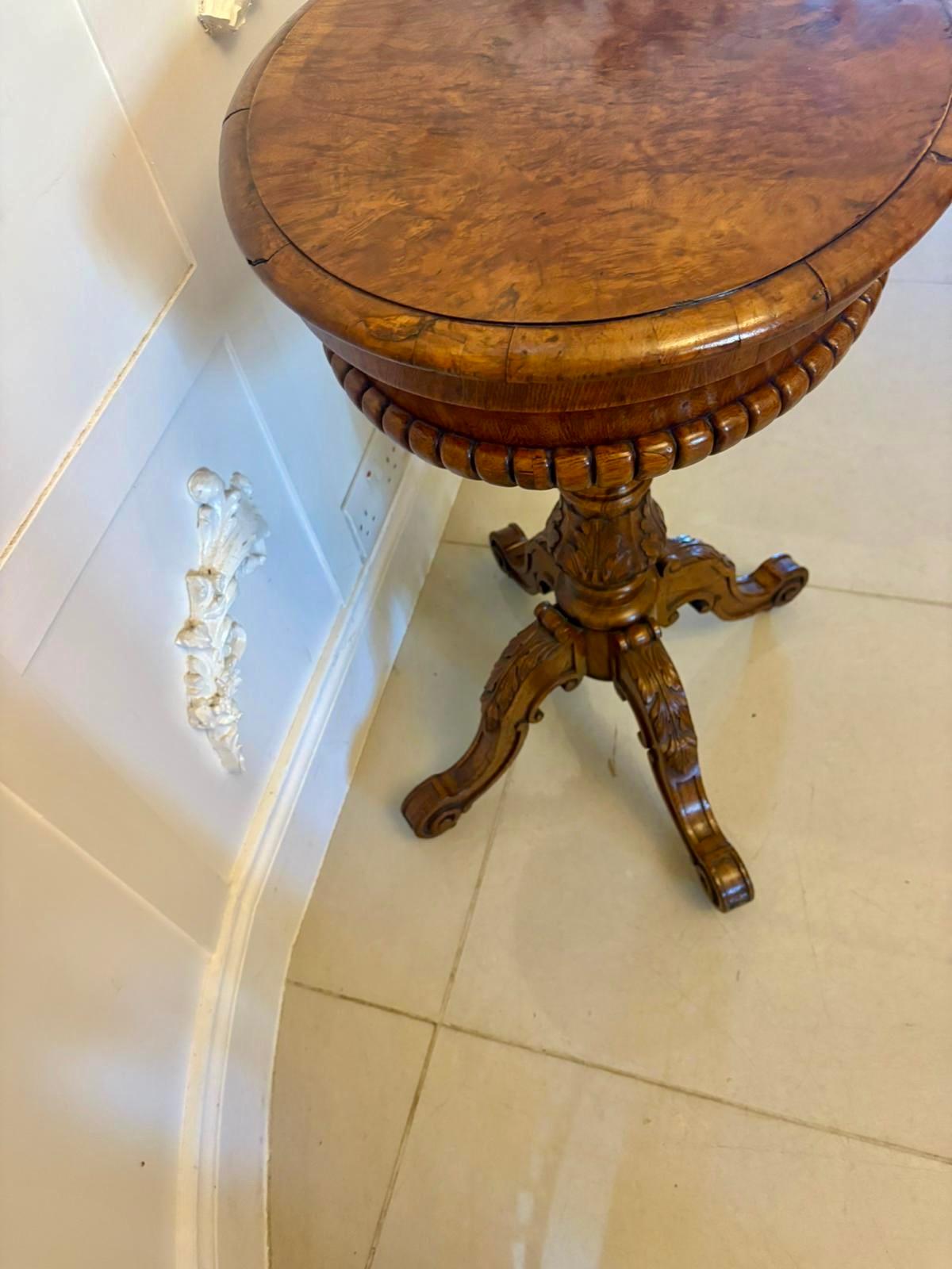 XIXe siècle Superbe table à plantes/lampes en ronce de noyer de l'époque victorienne, de qualité exceptionnelle