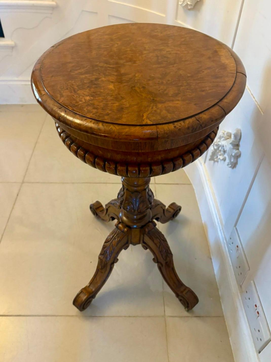 Noyer Superbe table à plantes/lampes en ronce de noyer de l'époque victorienne, de qualité exceptionnelle