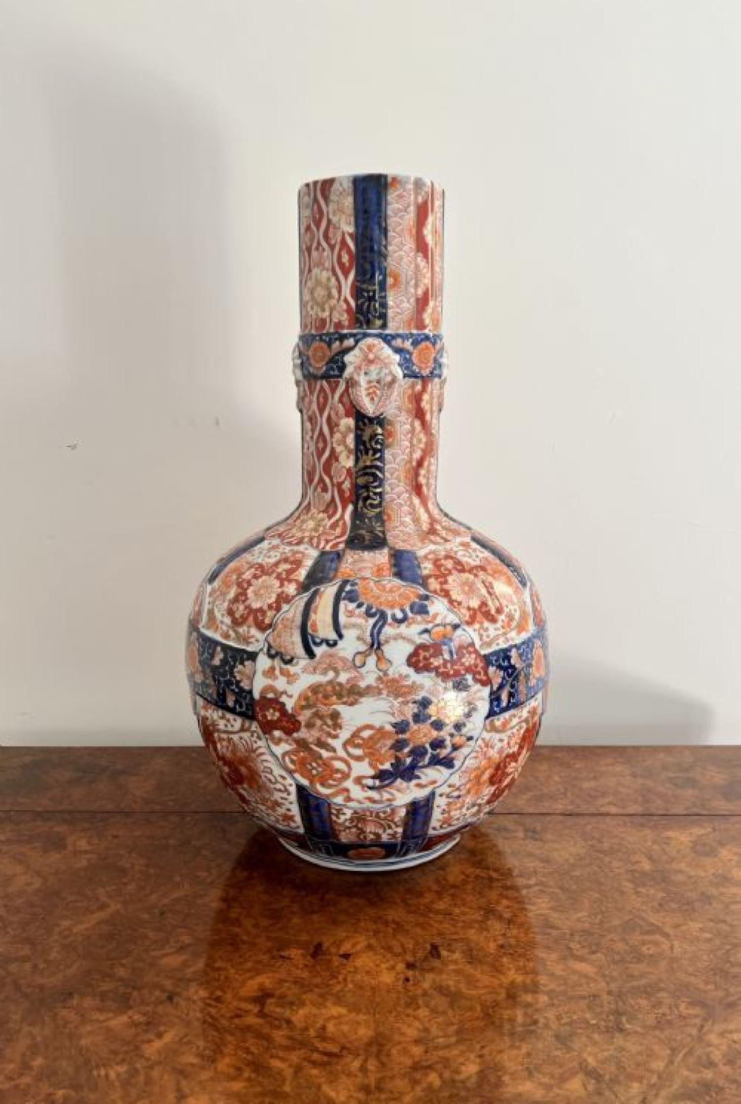 Superbe vase japonais Imari du XIXe siècle, de qualité exceptionnelle, présentant une décoration fantastique sur l'ensemble des panneaux composés de fleurs, d'arbres, de dragons et de rouleaux peints à la main dans de superbes couleurs rouge, bleu,