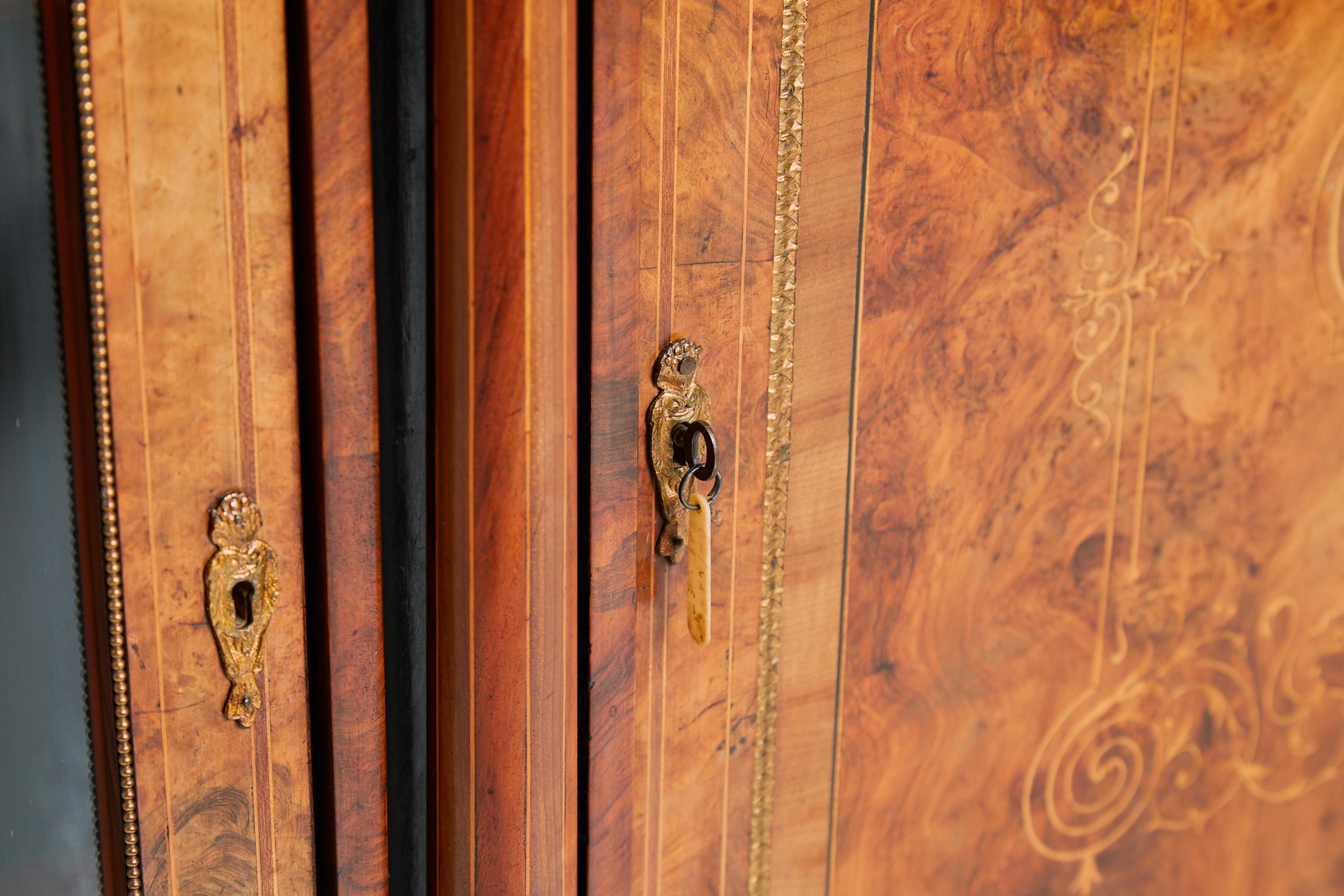 Credenza victoriana de nogal con incrustaciones de magnífica calidad en Bueno estado para la venta en London, GB