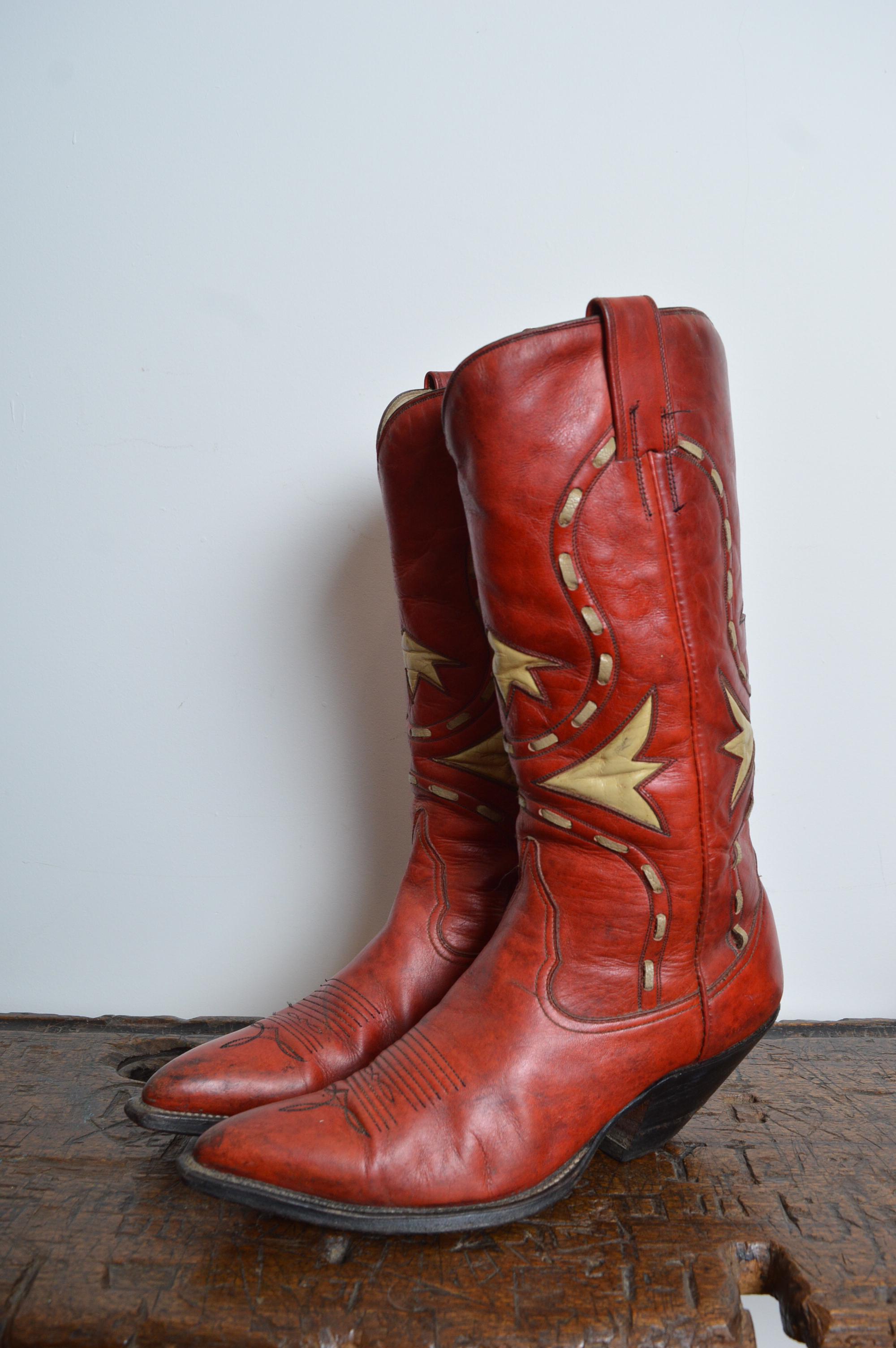 Superb Quality, hand-made vintage Cowboy Boots in red & white leather with intricately detailed hand sewn embroideries and decoration. The stitching is extremely fine.
Circa 1950.
Size UK 8 / EU 42
Heel height approx; 2.5