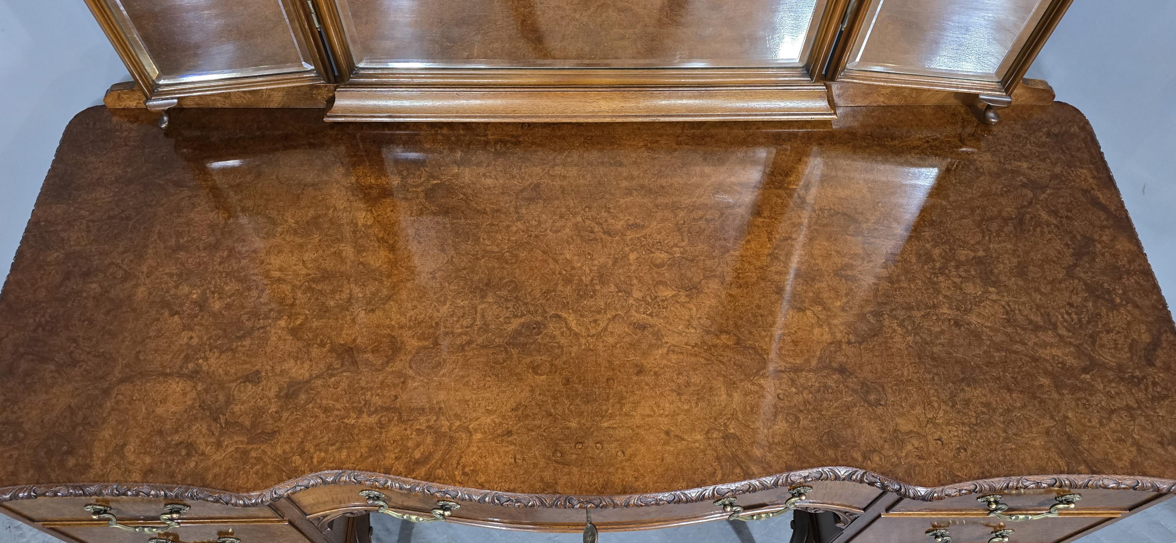 Superbe coiffeuse en ronce de noyer Queen Anne en vente 5
