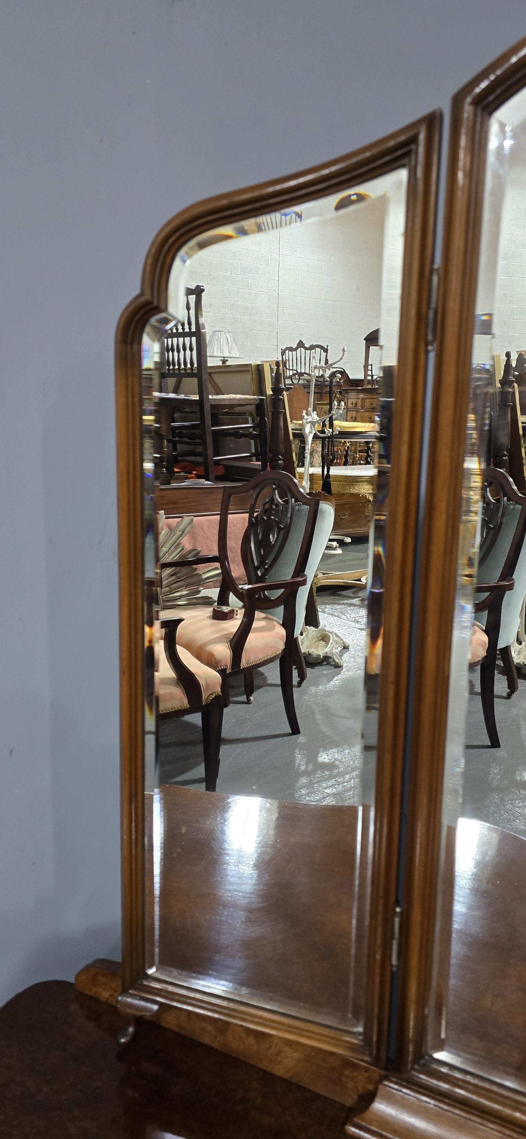 Superbe coiffeuse en ronce de noyer Queen Anne en vente 6
