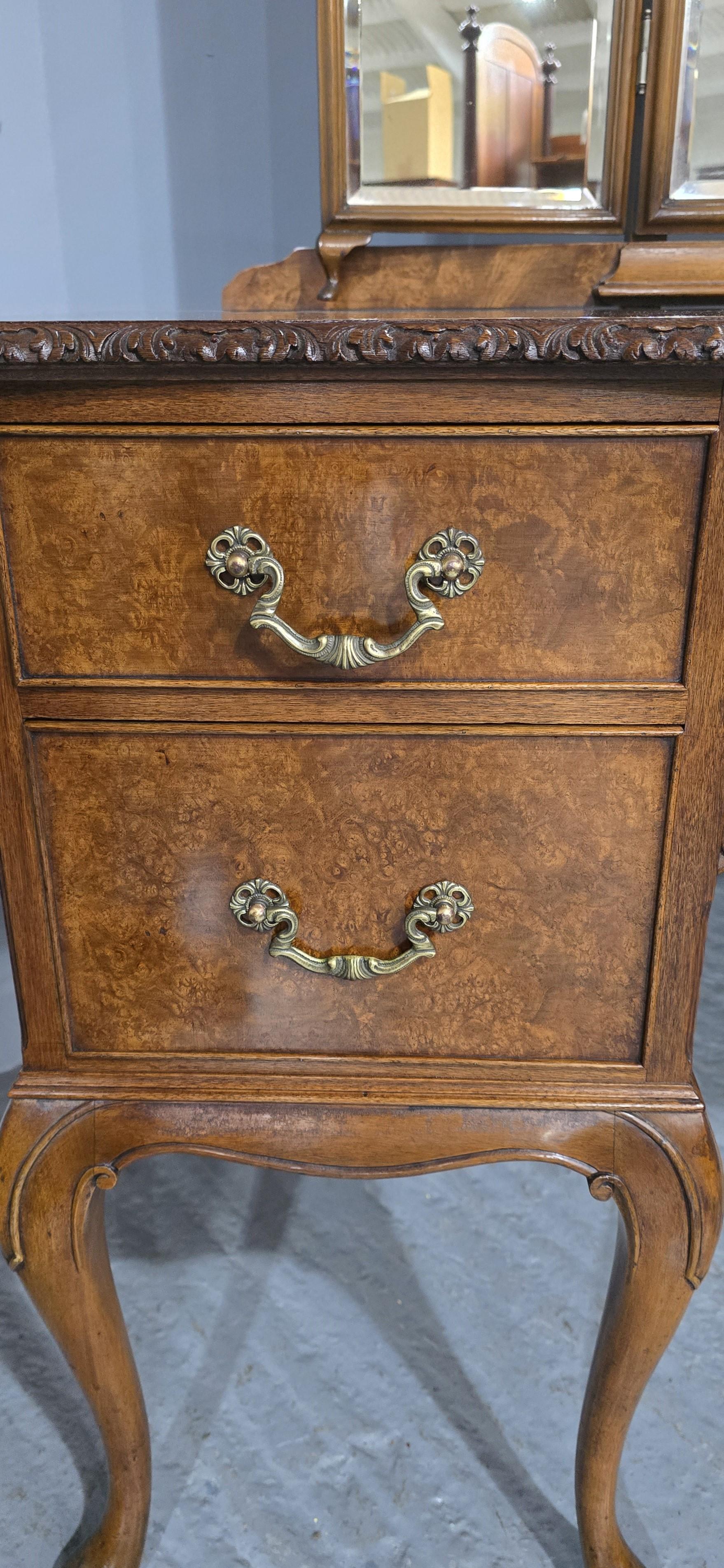 Superbe coiffeuse en ronce de noyer Queen Anne en vente 9