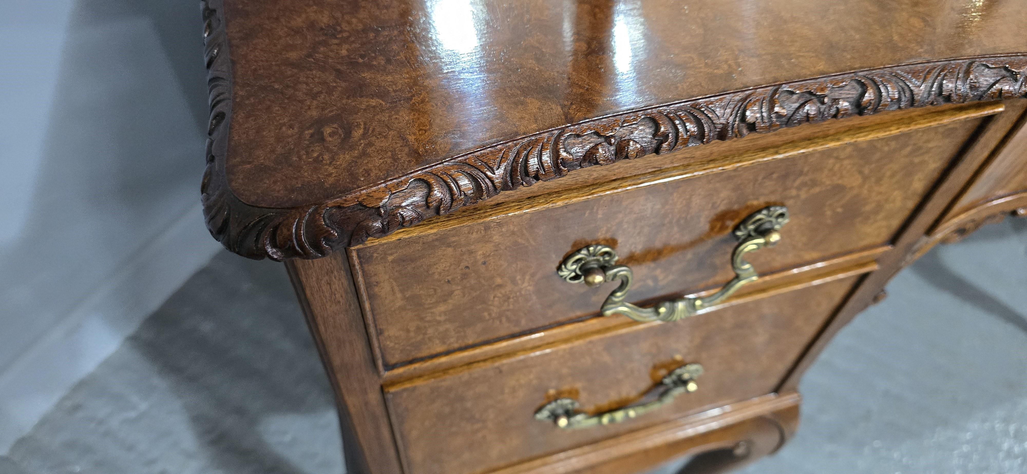 Superbe coiffeuse en ronce de noyer Queen Anne en vente 10