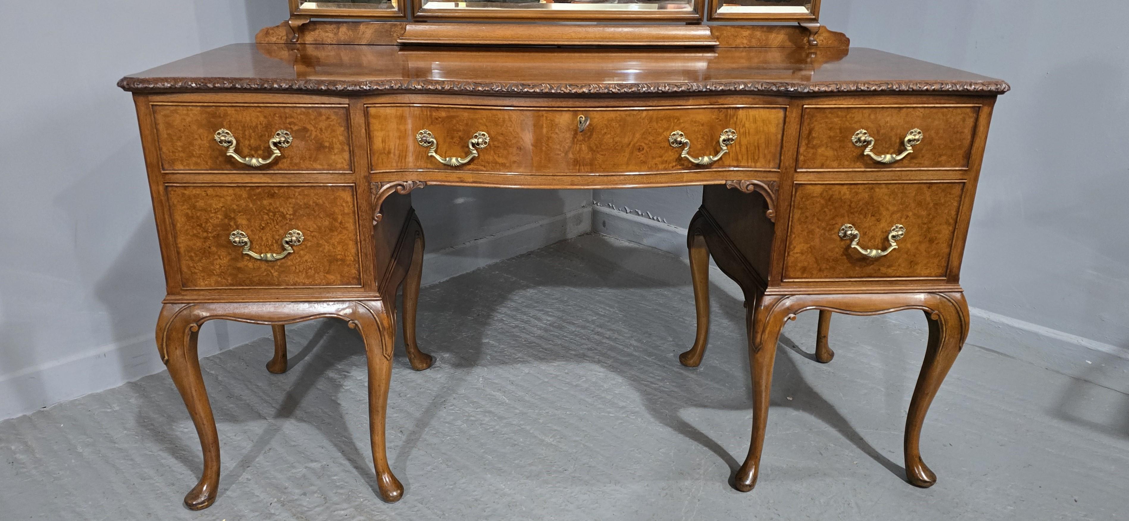 Placage Superbe coiffeuse en ronce de noyer Queen Anne en vente