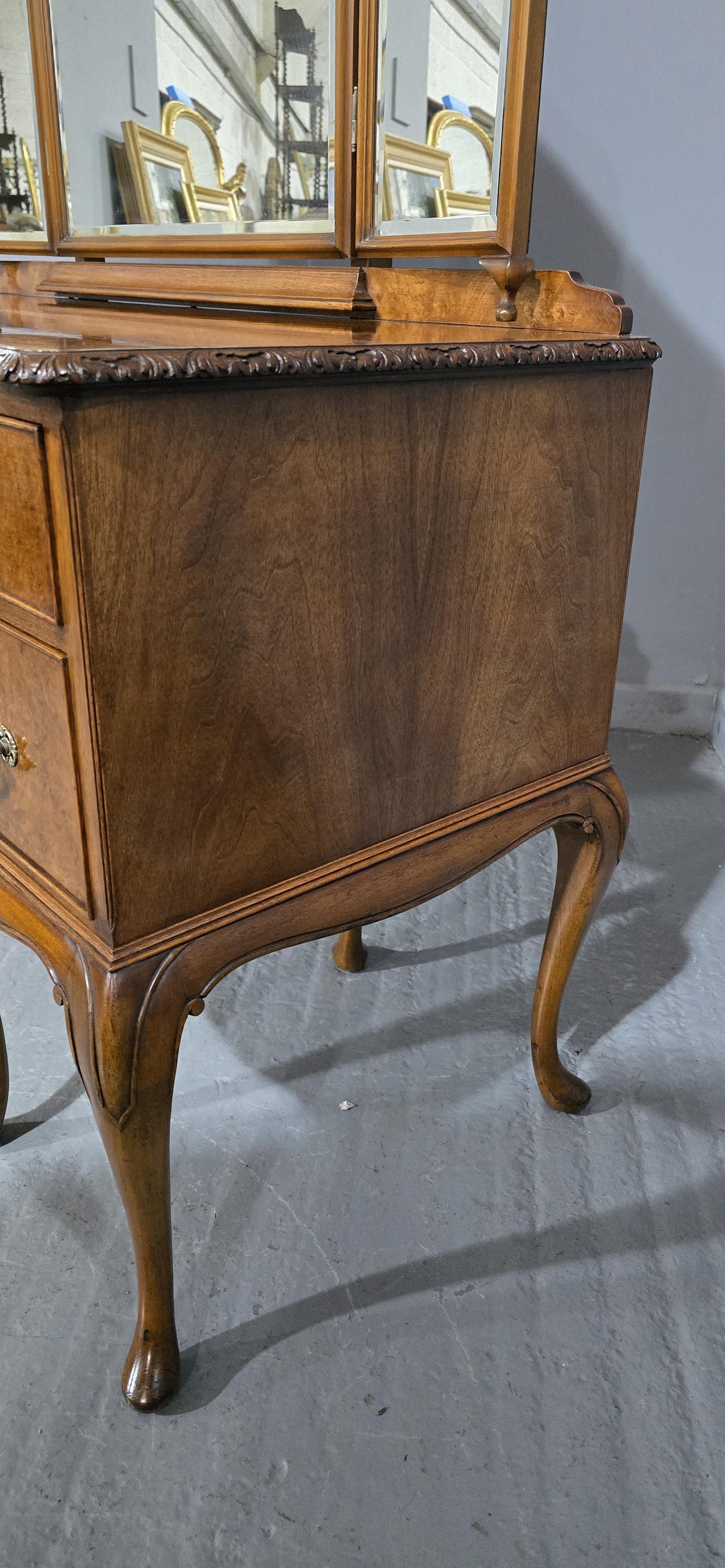 20ième siècle Superbe coiffeuse en ronce de noyer Queen Anne en vente