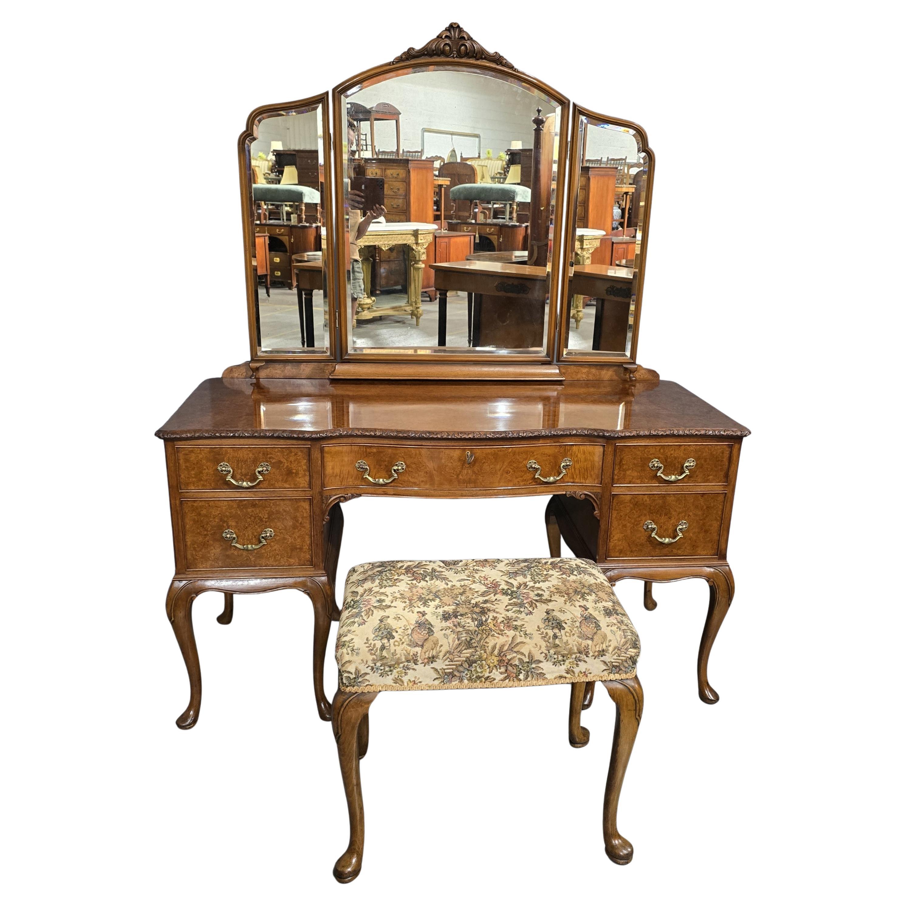 Superbe coiffeuse en ronce de noyer Queen Anne en vente