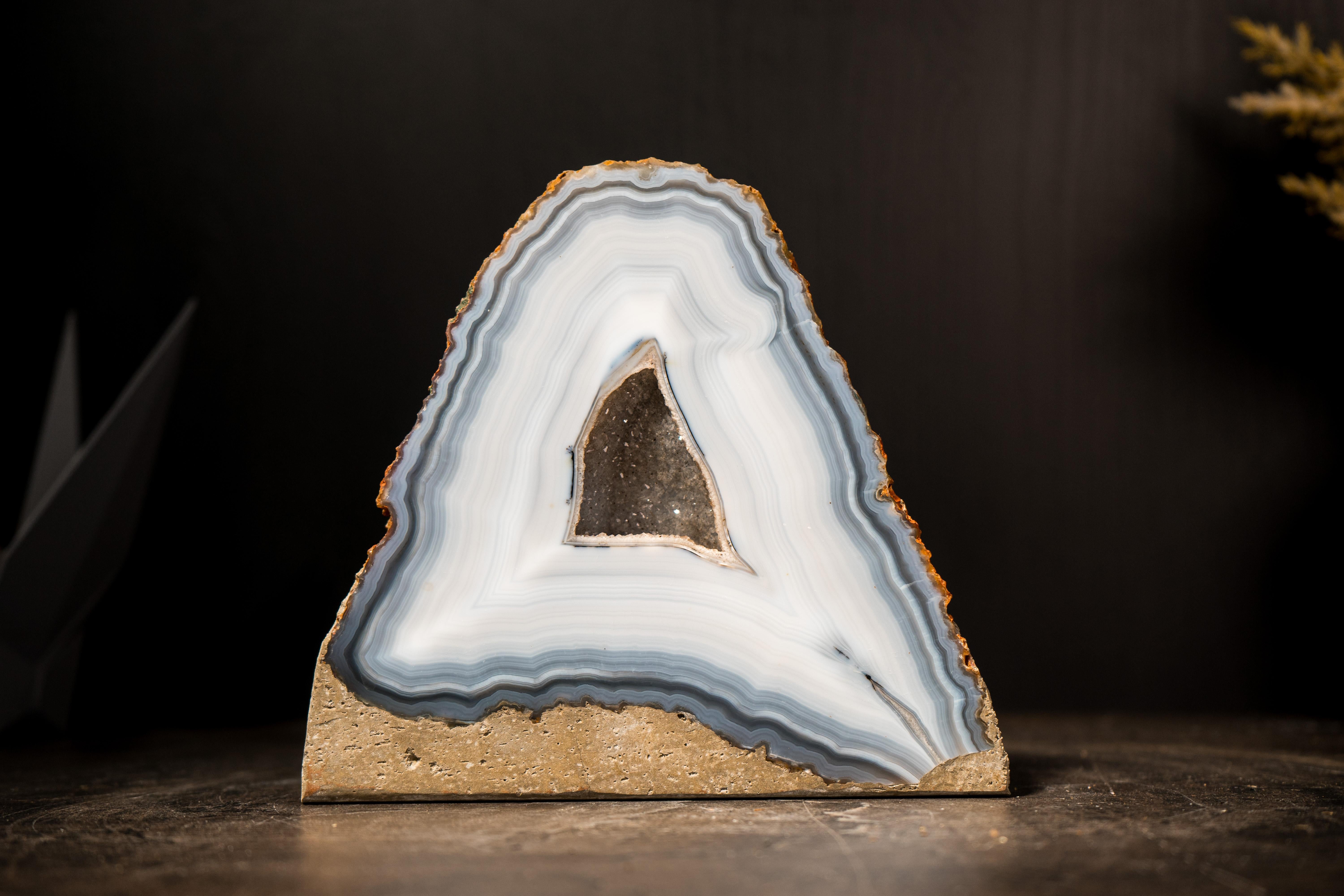 Raro geode di agata blu e bianco con lacci intatti proveniente dal Brasile in vendita 4