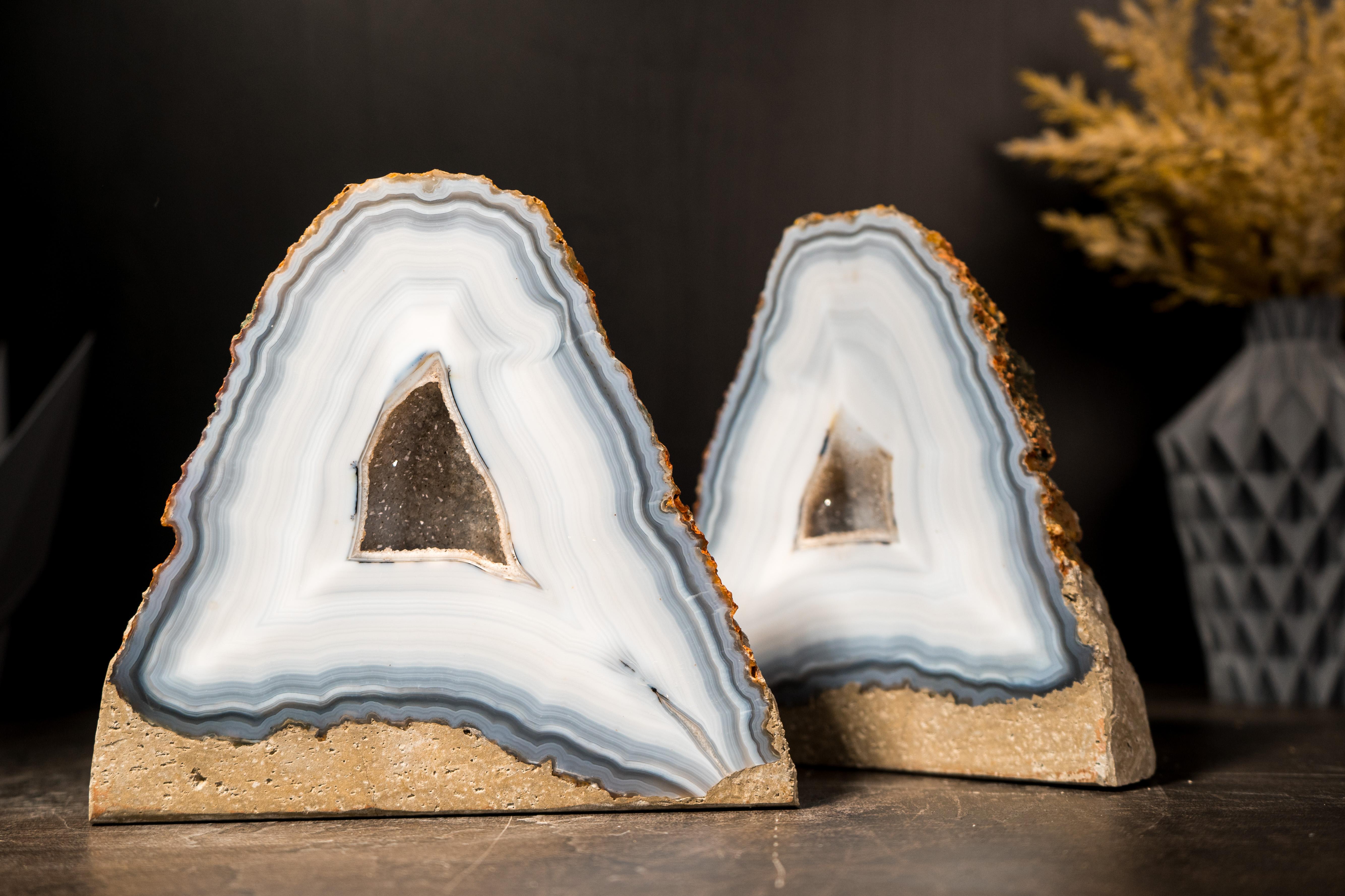 Coppia di rari geodi di agata blu e bianca, agate intatte e naturali in vendita 4